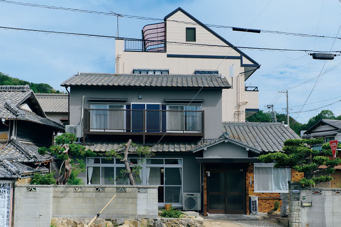 外観はそのままに内装を改修。海まで徒歩8分という立地も魅力的だ。