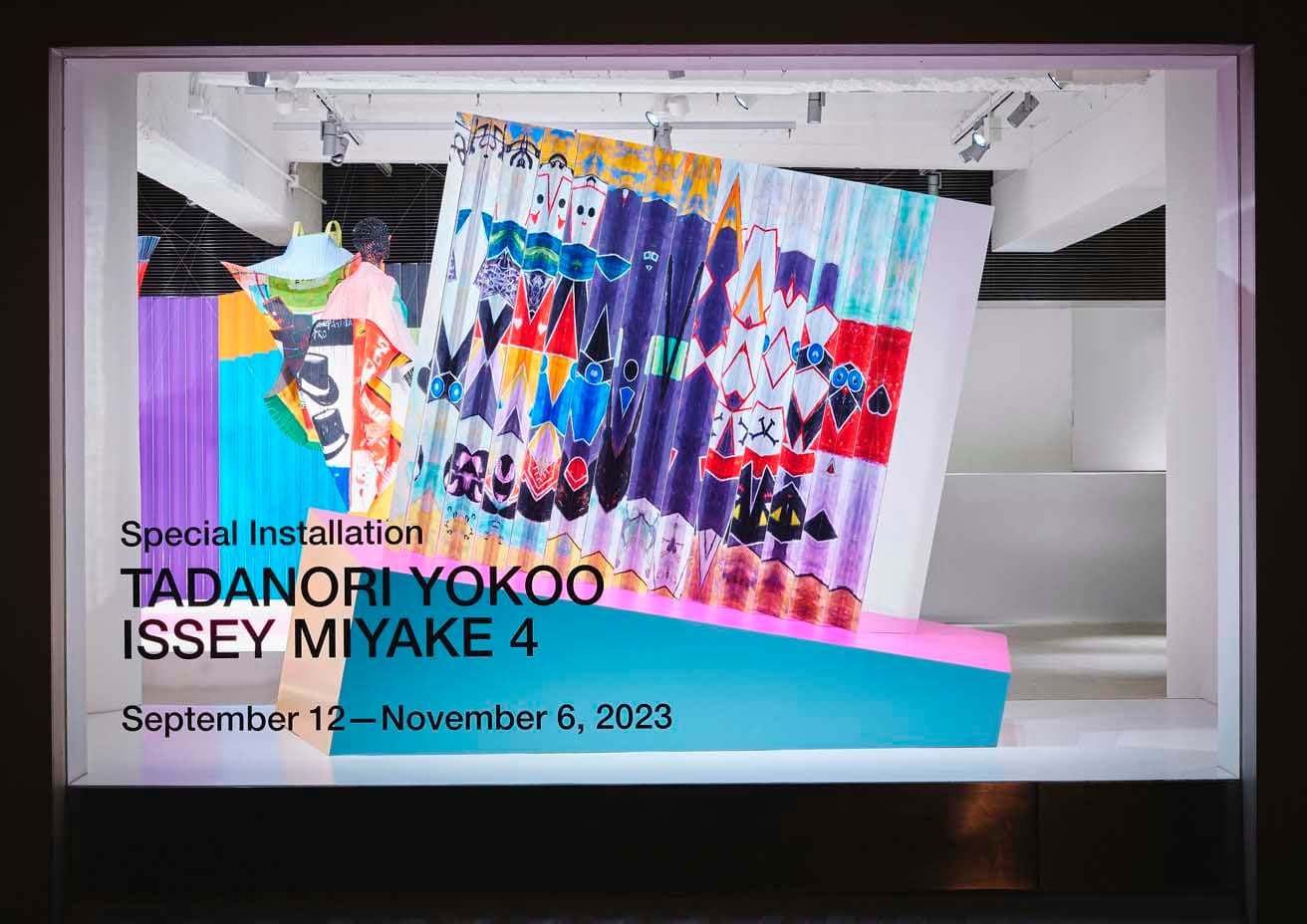 「TADANORI YOKOO ISSEY MIYAKE 4」(ISSEY MIYAKE GINZA / 445、2023)。田部井が展覧会グラフィックとアートディレクションを担当。