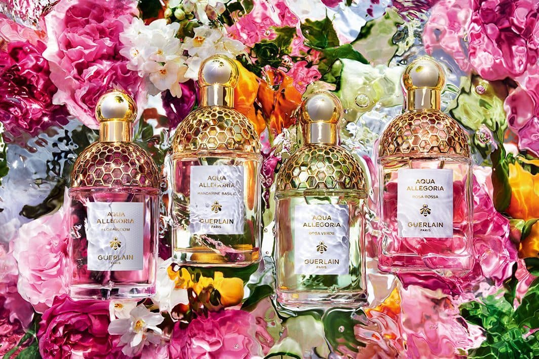 蜂のデザインが象徴的な、フレグランス《アクア アレゴリア》のボトル。