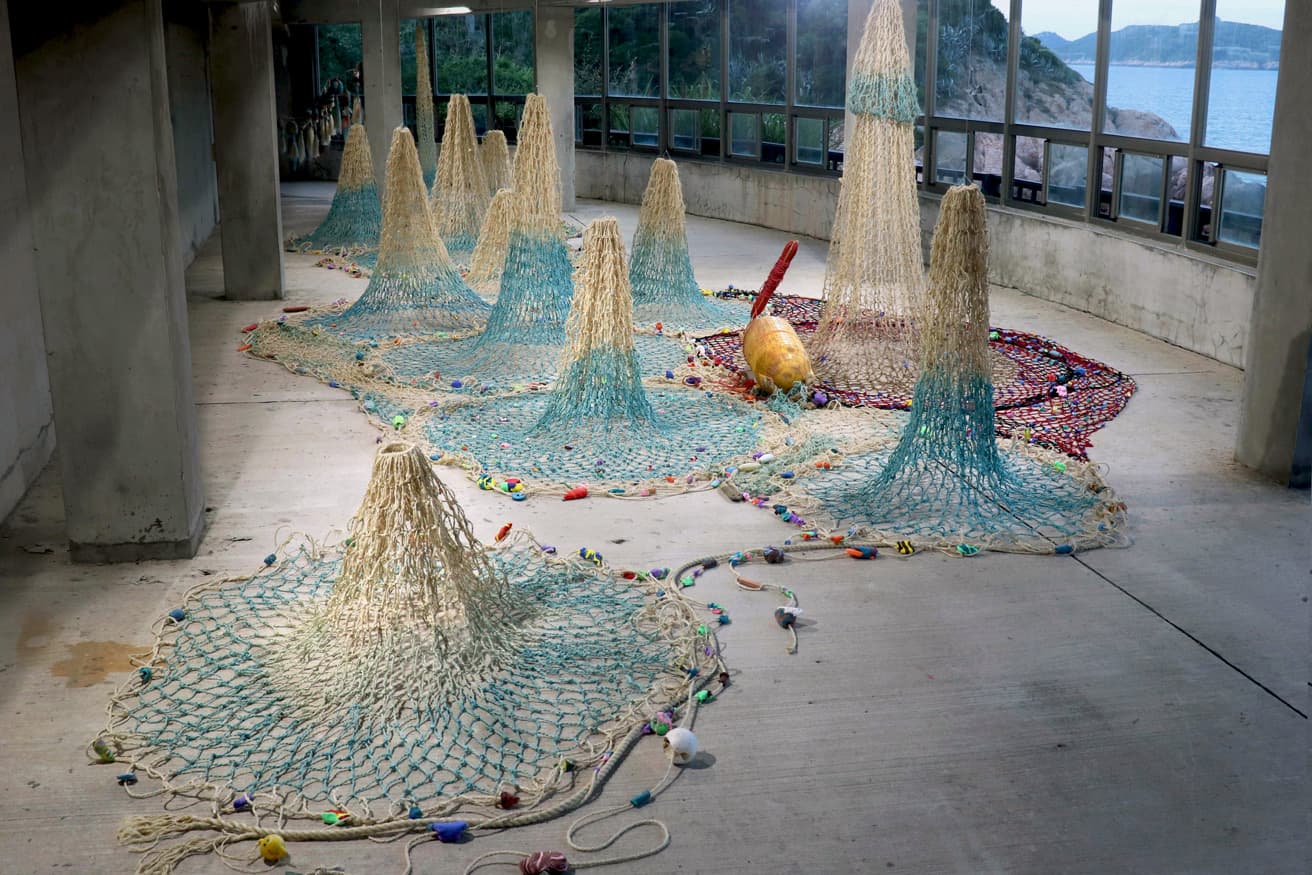 康雅筑《Unraveling and Weaving the Way Back》。、地域住民に漁網の編み込み作業に参加してもらうこともある。