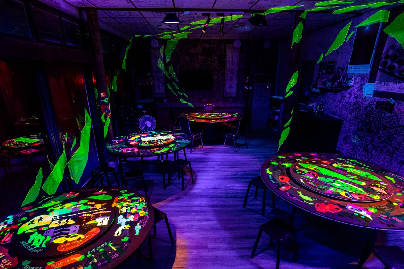 辛綺《Confined in Light: Yima Kitchen》。閩東語の言葉と音声を通して、馬祖の人々がさまざまな年代に経験した出来事へと誘う。作品は食卓の上に現れ、忘れかけていた記憶を呼び覚まします。