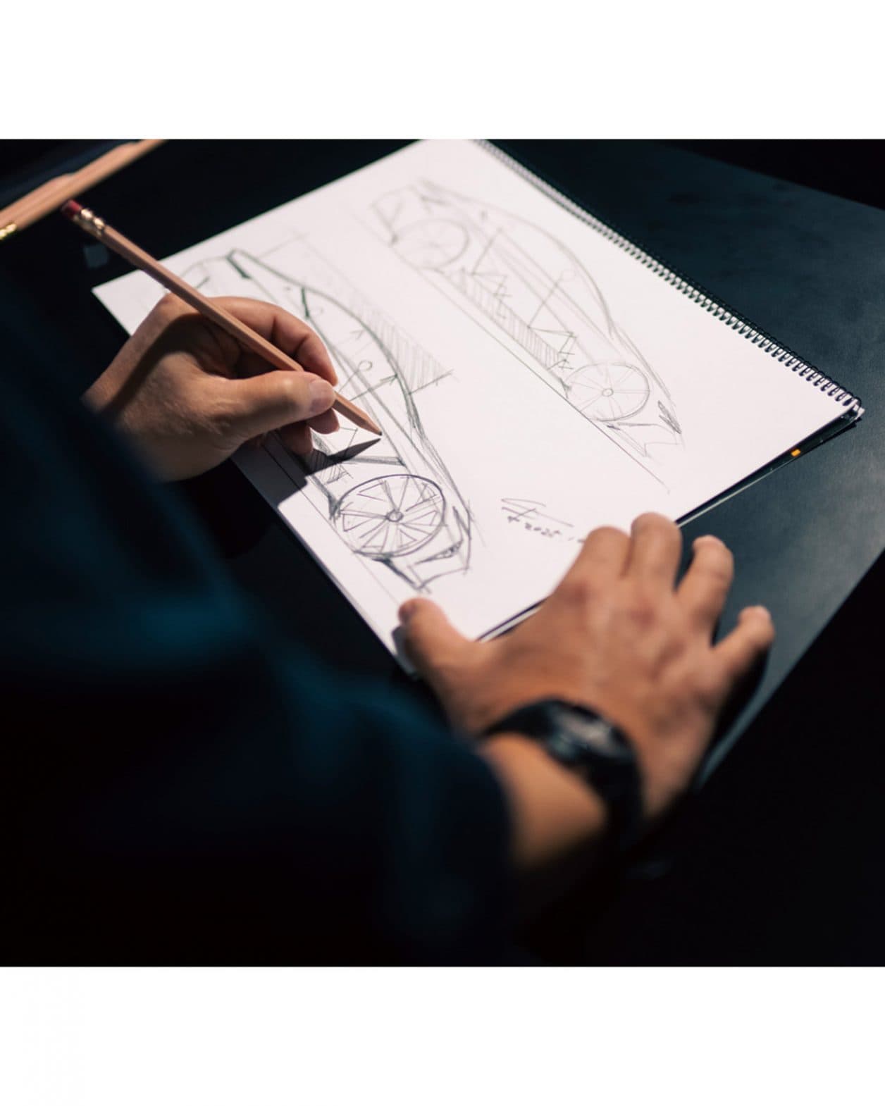 〈LEXUS〉の基幹モデルとなる「ES」と、バッテリー式電気自動車専用モデル「RZ」の新型が日本でも公開に。