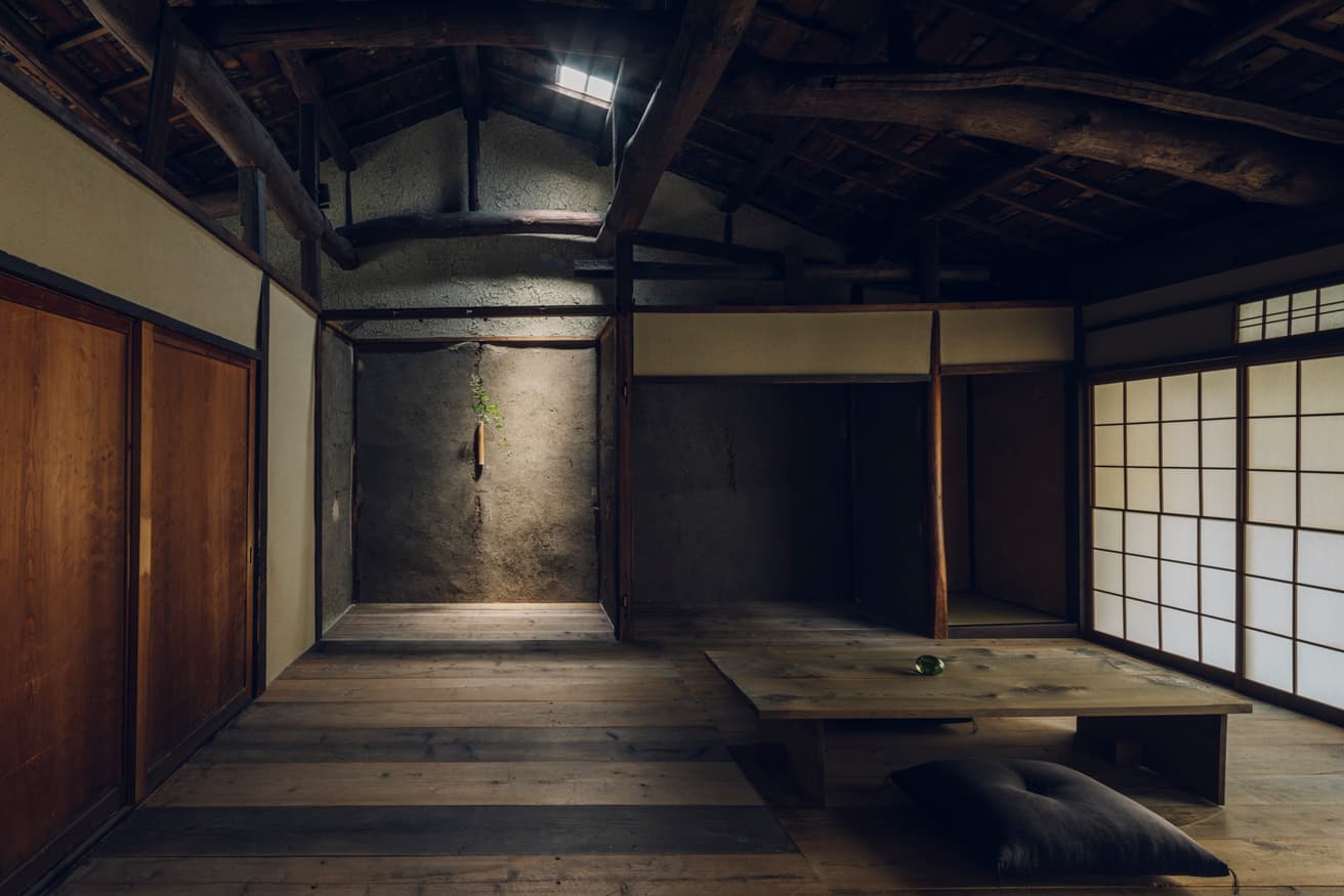 天井に設けた窓から差し込む光が、2階に移ろいゆく表情をもたらす。その変化がもたらす趣をも、静かに愛でたくなる空間だ。