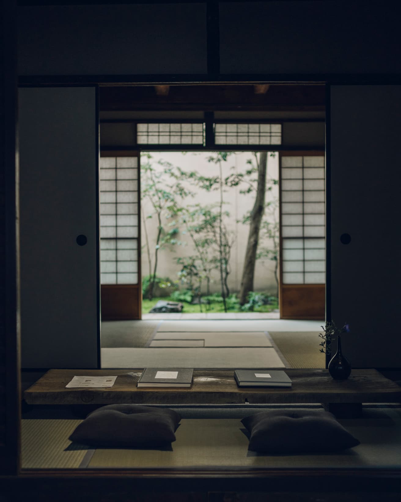 作品はフィルムで撮影され、古典技法のゼラチンシルバープリントで仕上げられている。