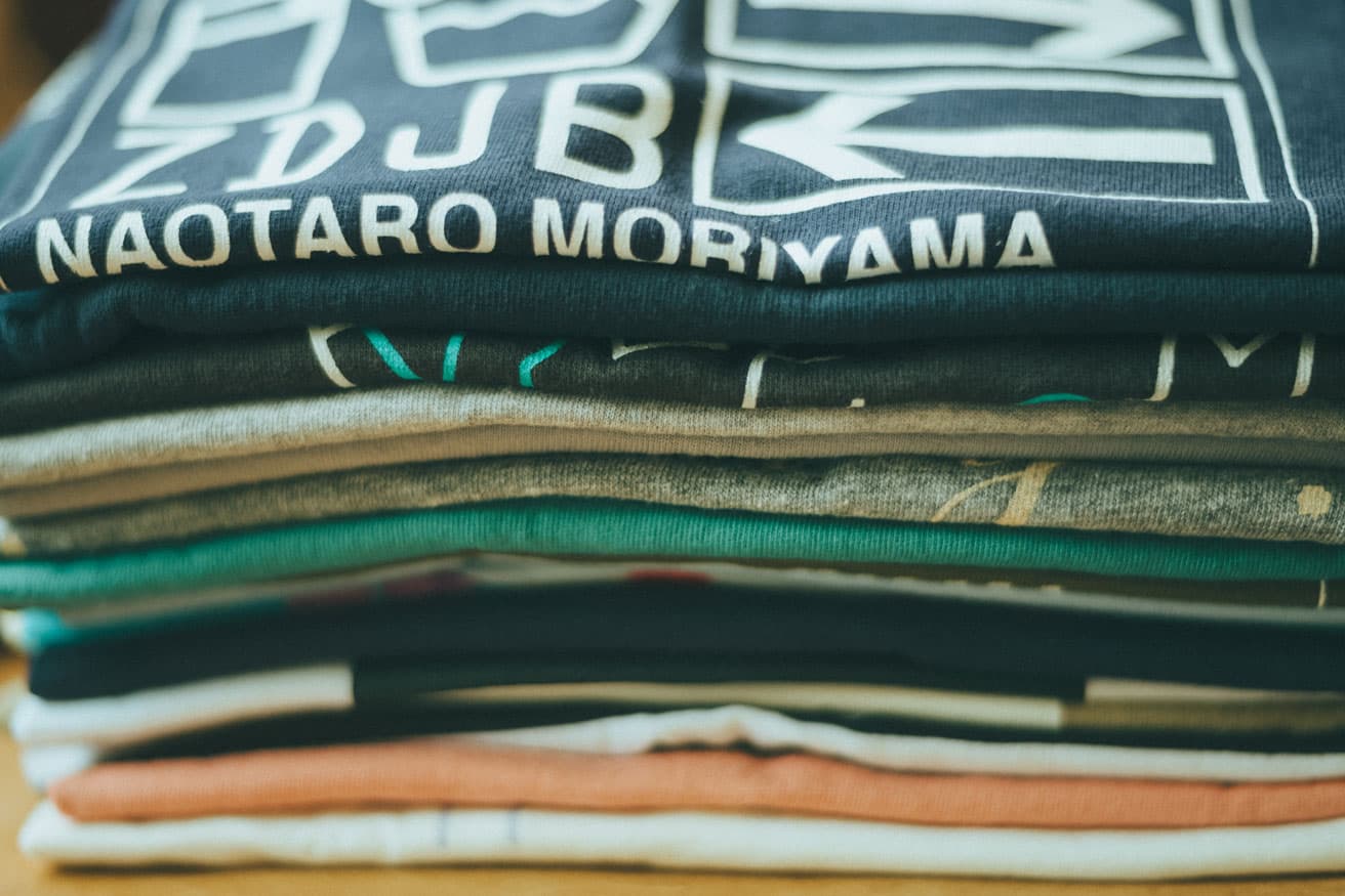森山直太朗がライブツアーのたびにつくってきた「ツアーTシャツ」の在庫。一枚一枚にそのときの気持ちが込められており、簡単には処分できなかったという。photo_Kousuke Mae