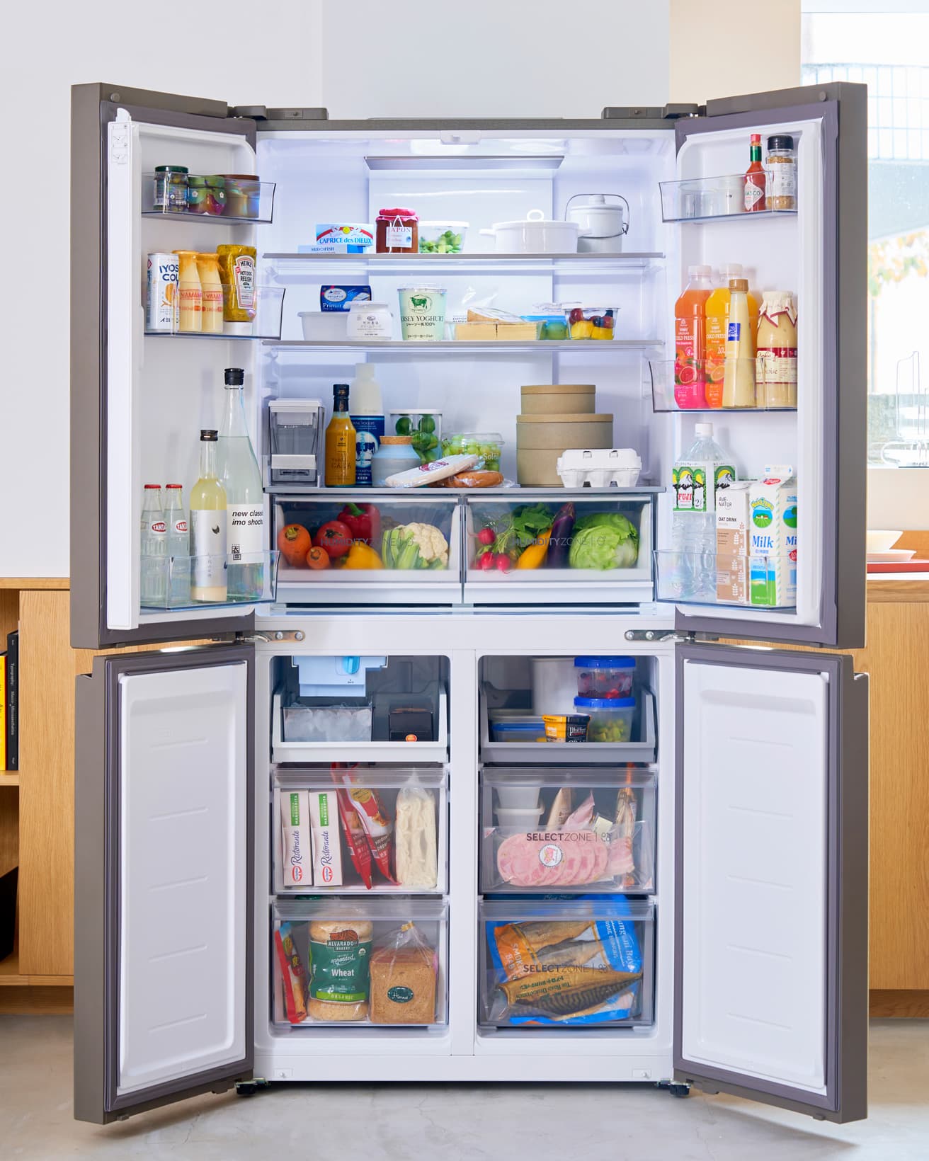 上部の冷蔵室は304L。下部のジャイアントフリーザーは大容量166L。まとめ買いや作り置きの食品もたっぷり収納できる。向かって右側の3段が、マイナス18度の冷凍からプラス5度の冷蔵まで1度単位で温度を設定して自由に使えるセレクトゾーン。