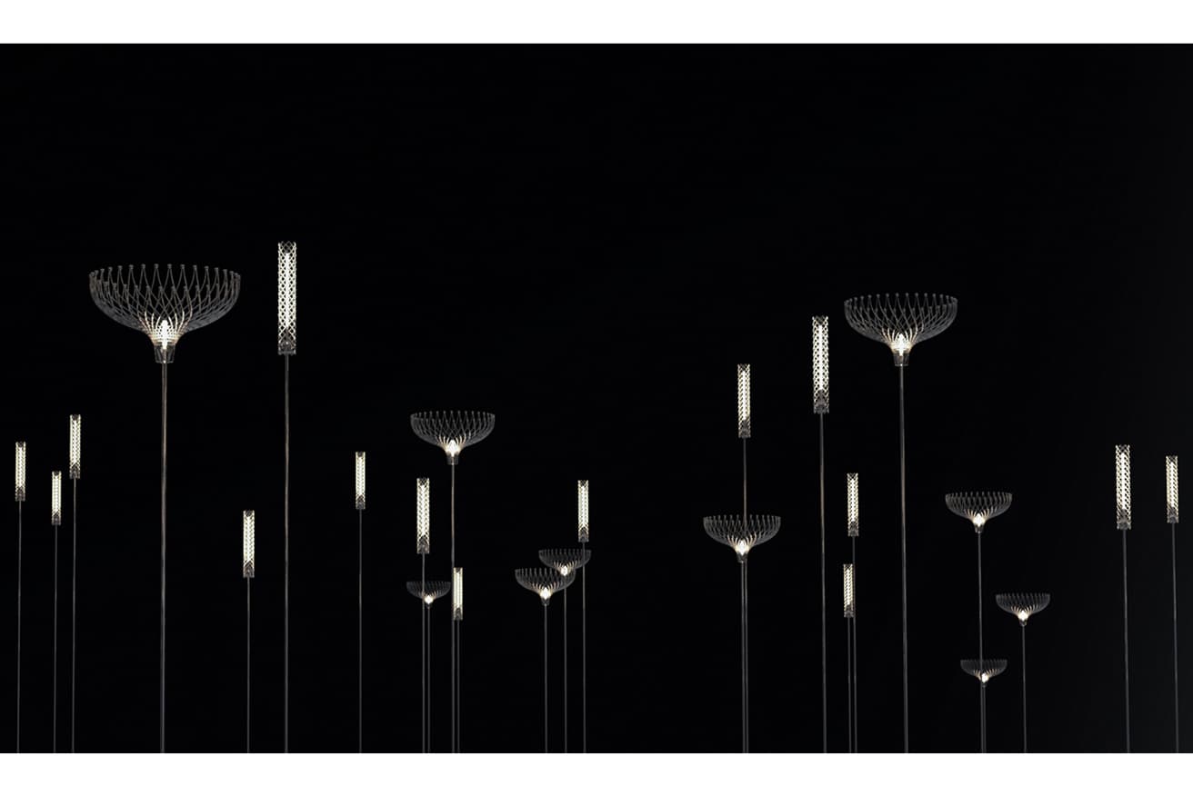 《OMOIYARI PROJECT》。クリエイターたちが純粋な美しさとおもいやりを感じた医療機器のステント(血管など人体の管状の部分を内側から広げるために使う器具)。「存在そのものがやさしさを帯びる」ことに気づいた感動を共有するために、構造美と光を組み合わせたインスタレーションを制作。