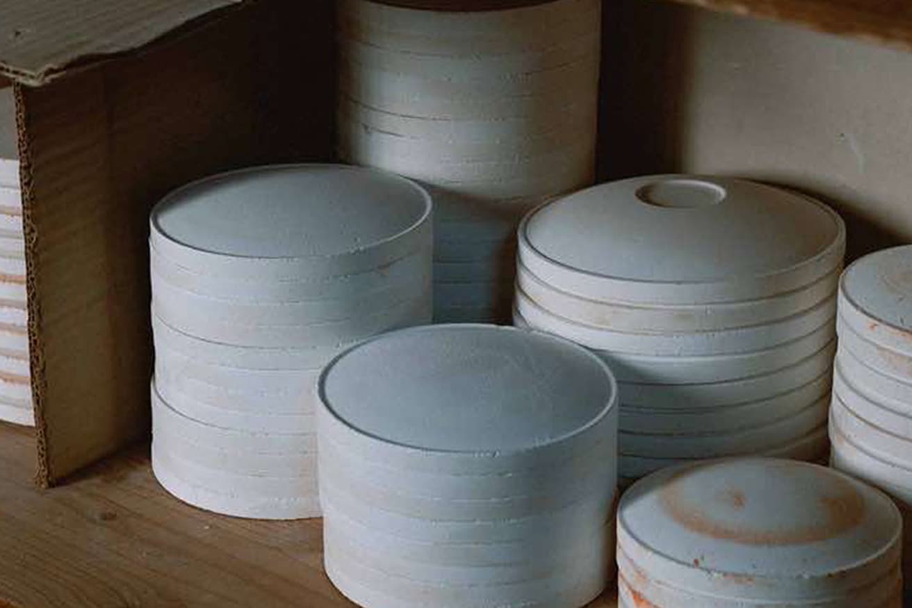 陶磁器の焼成時に器を支え、変形や付着を防ぐ台座=HAMAの形や素材、機能の可能性を再解釈。生活に寄り添うプロダクトやアートオブジェへと昇華させ、使い捨てだったHAMAに新たな価値を生み出すことを試みた《HAMA Reimagined》。