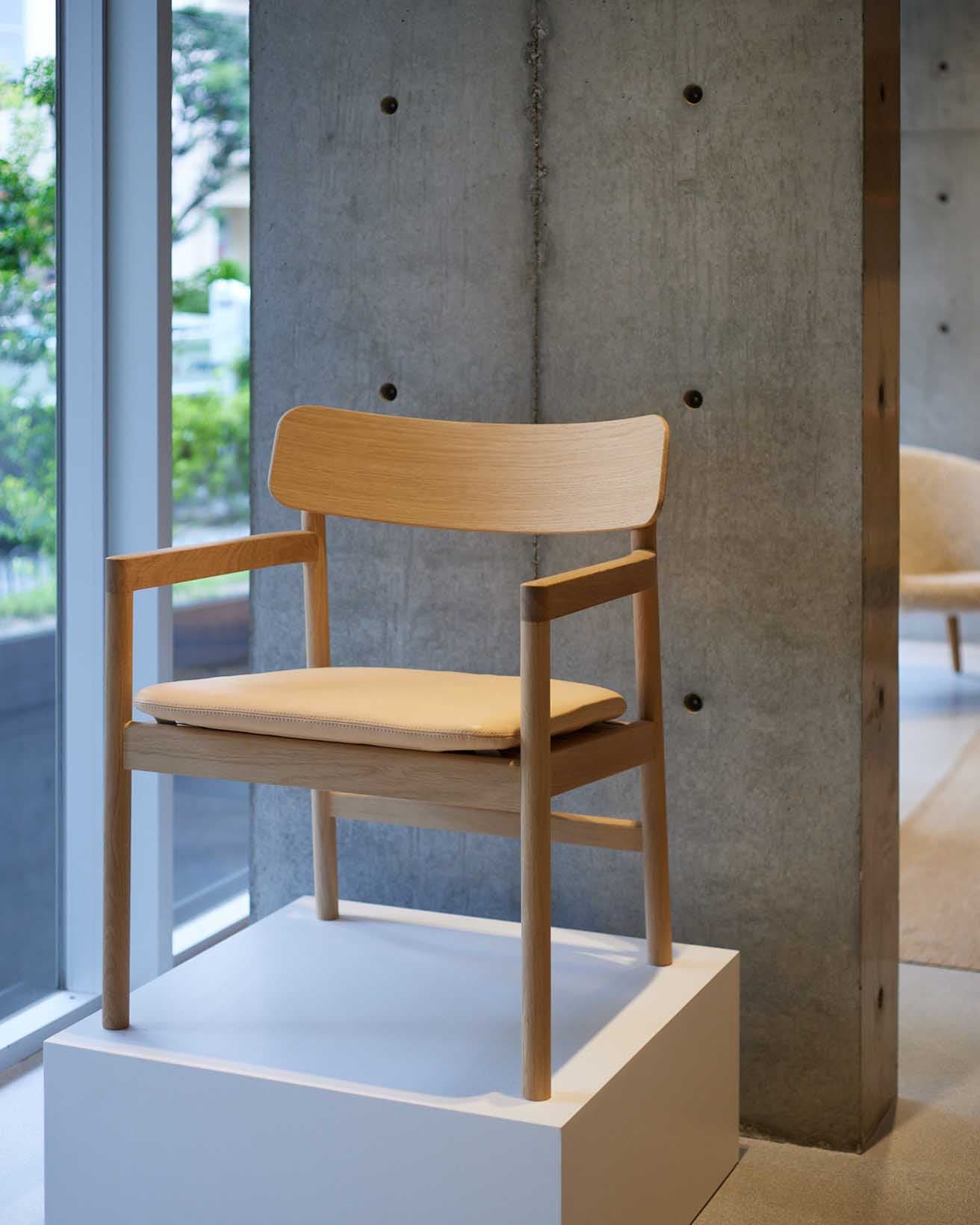 全世界発売に先駆け、10脚限定で先行発売された 《Post Lounge Chair〉by セシリエ・マンツ。座面のクッションは日本向けにセシリエが厳選した特別なファブリックが使われている。 photo_Shin-ichI Yokoyama