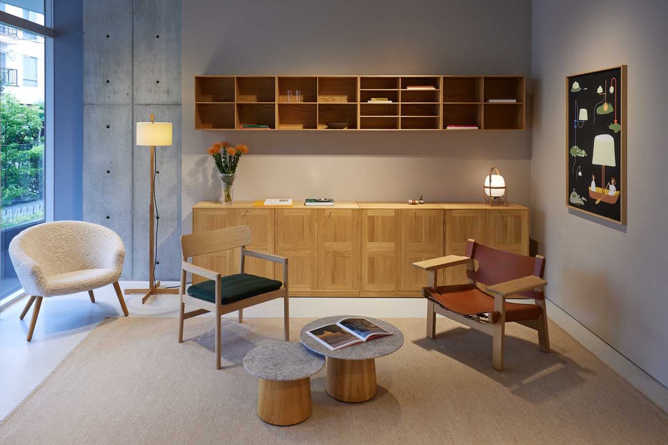 〈フレデリシア 東京スタジオ〉内観。空間設計はFlooat が担当。コンクリートやガラスなどのインダストリアルな質感と洗練されたディテールが、〈フレデリシア〉の家具を一層引き立てている。 photo_Shin-ichI Yokoyama