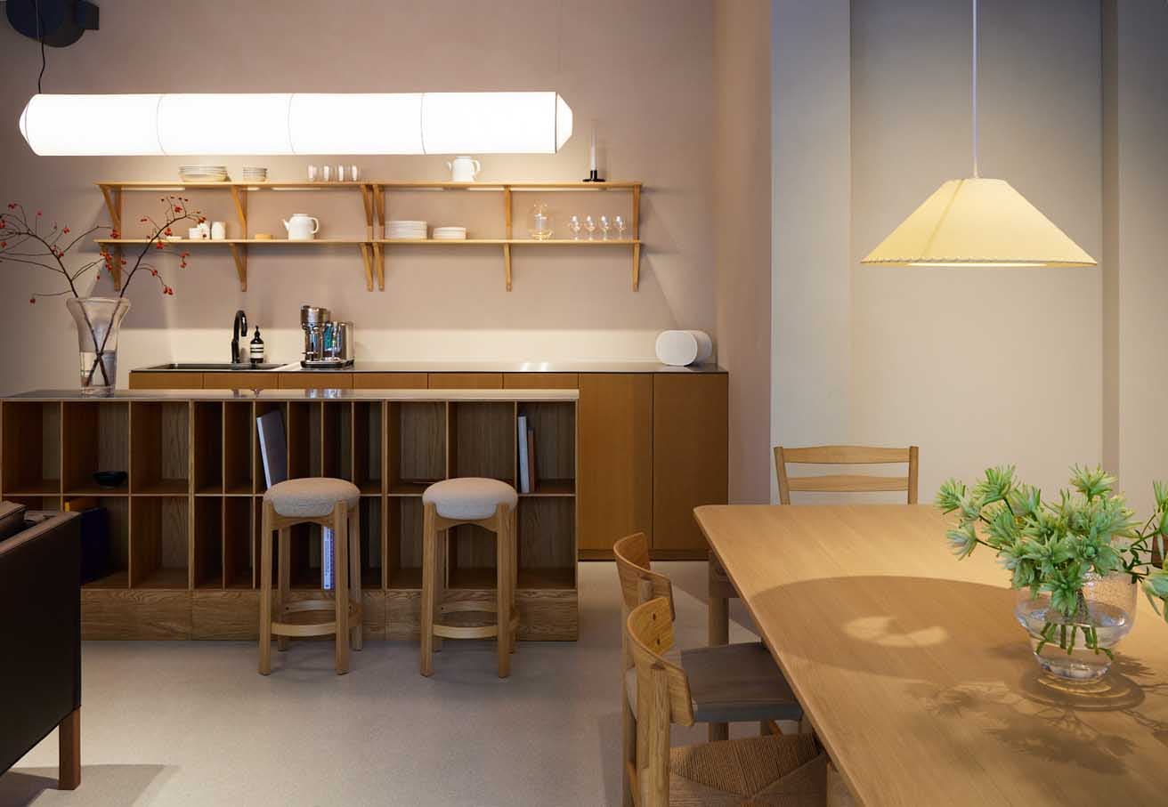 〈フレデリシア 東京スタジオ〉内観。開かれたカウンターとダイニングスペース。照明が程よい間仕切りとなり、緩やかな導線を促す。 photo_Shin-ichI Yokoyama