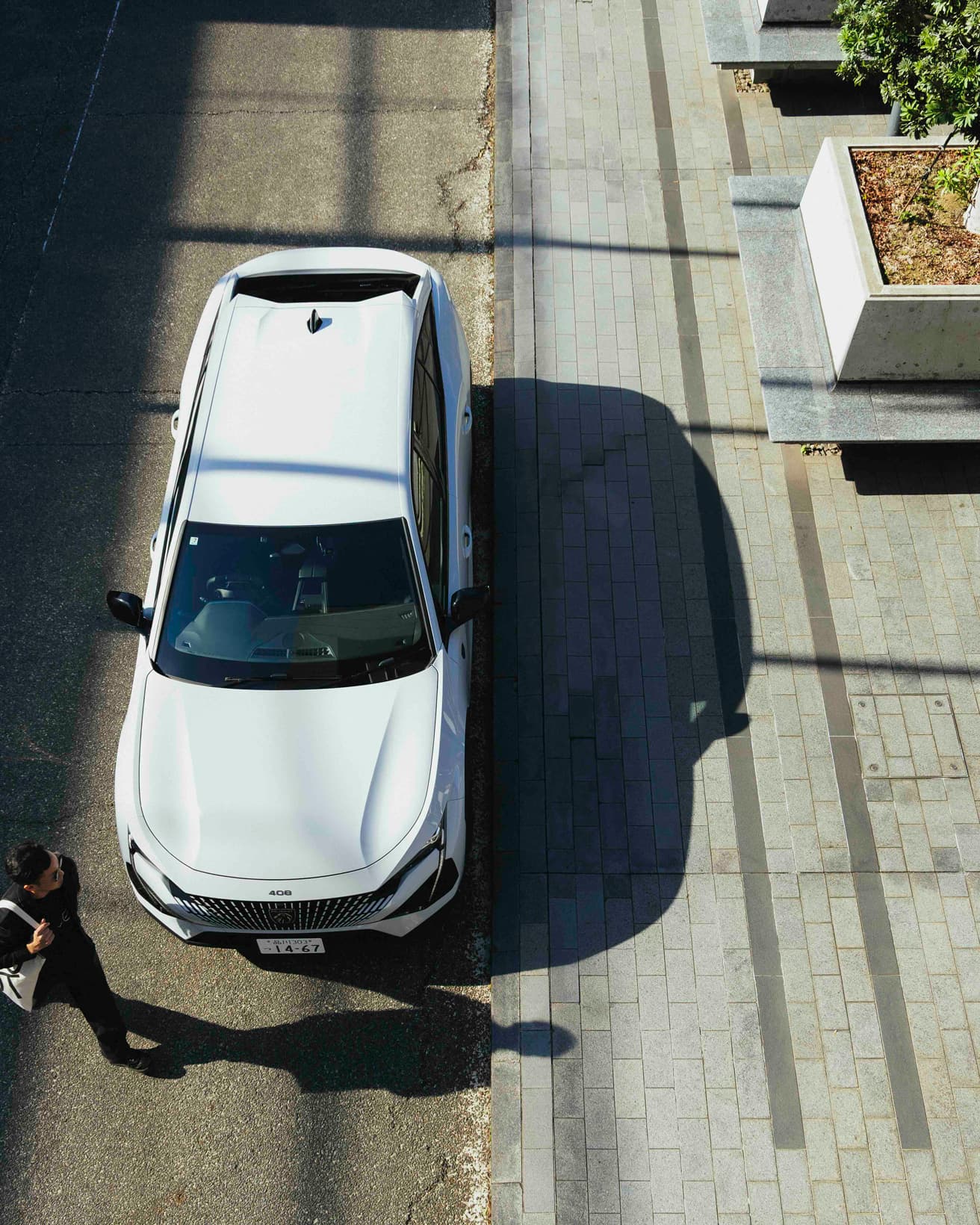 上から見下ろすと、ルーフエンド両側のスポイラーがライオンの耳の形をしていることがよく分かる。*車寄せへの留置は特別な許可を得て撮影しています。