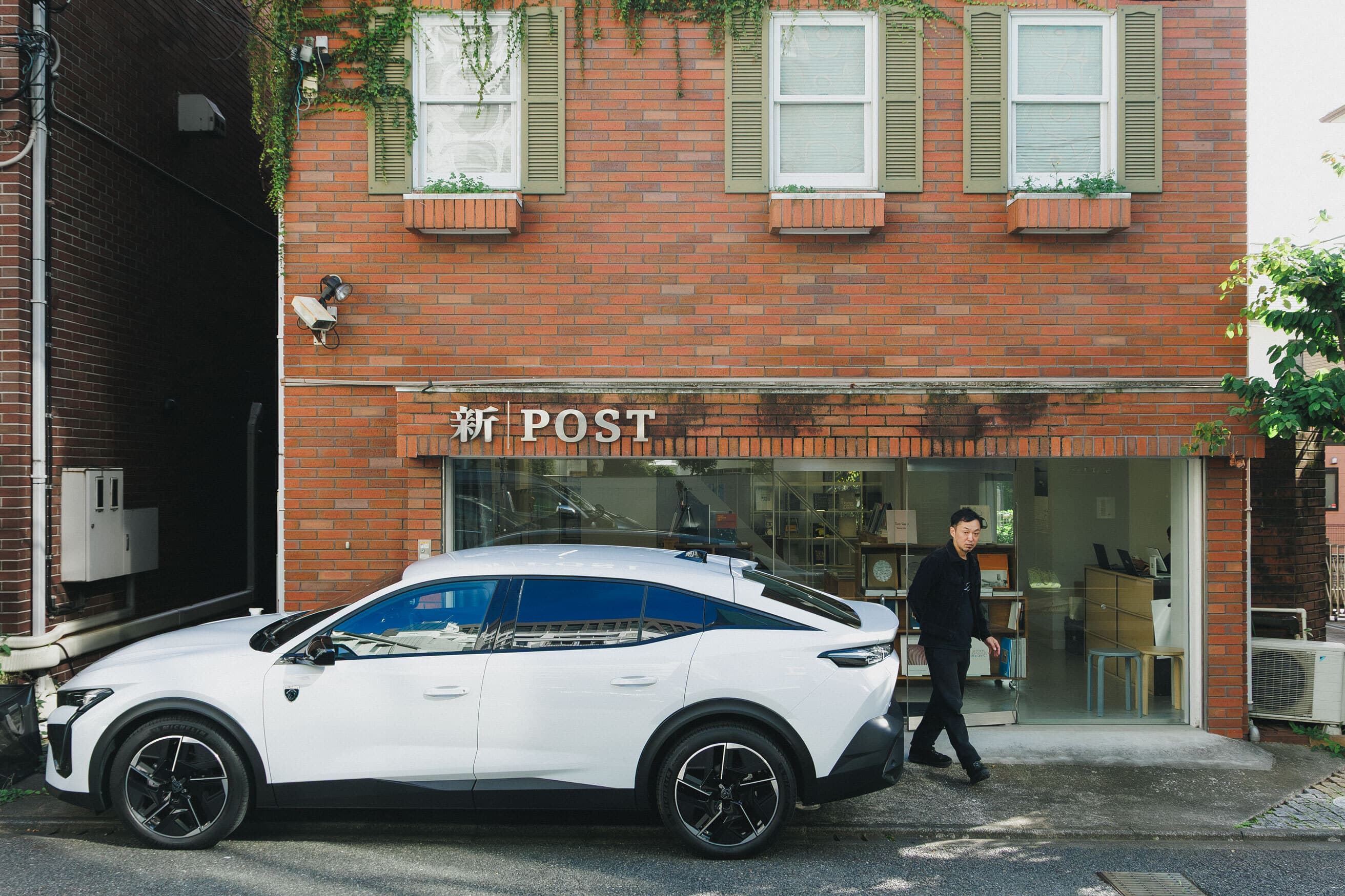 〈POST〉中島佑介と《プジョー408》で巡る、アートを日常に感じるシティドライブ。