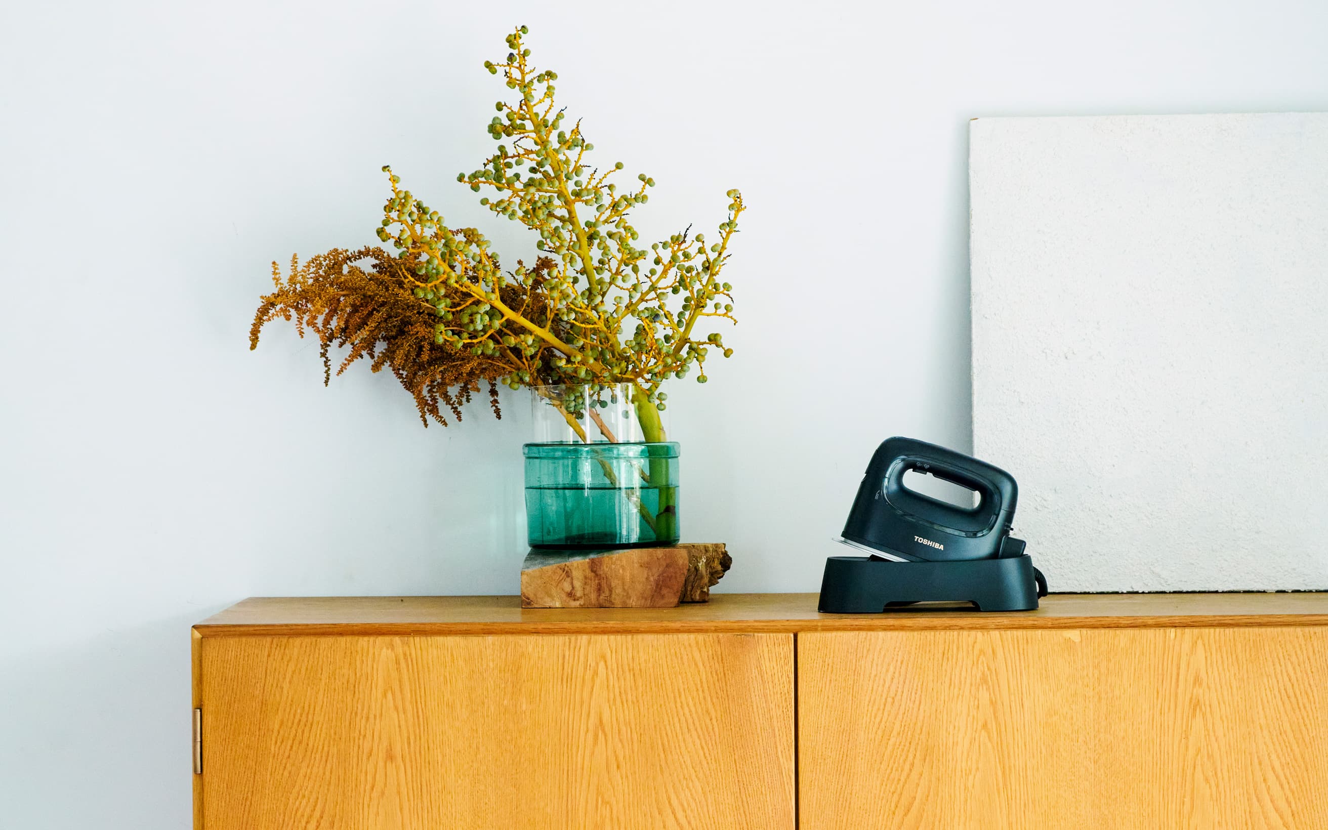 〈TOSHIBA〉から登場。軽くてパワフル、コードレス。 スタイリッシュな衣類スチーマー。