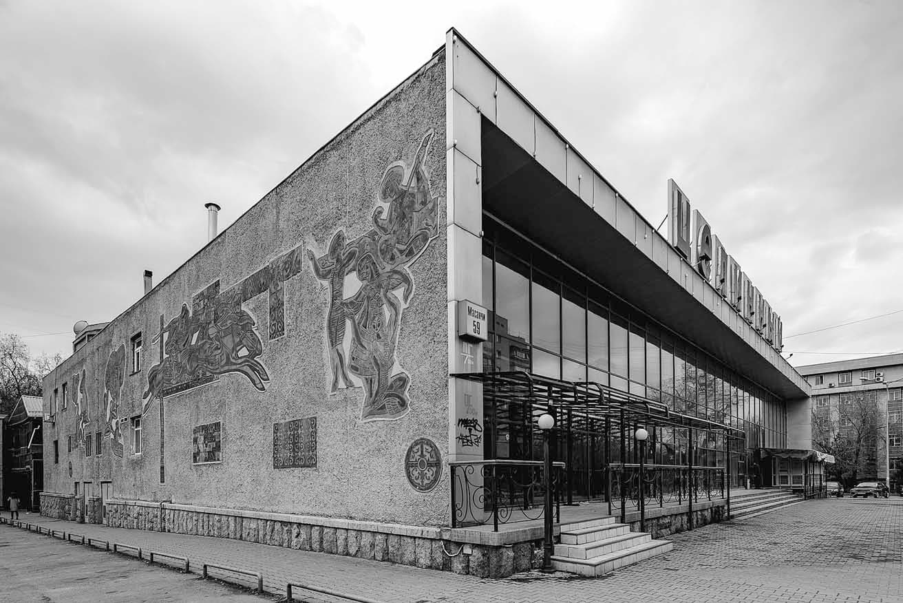 外観にもレリーフが施されていた。