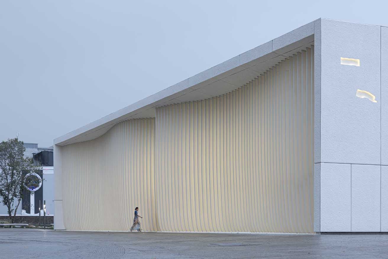 ソ連時代に建てられた旧映画館の負の記憶を癒す雲のようなファサードで覆われた〈ツェリーニ現代文化センター〉。© Laurian Ghinitoiu and Asif Khan Studio