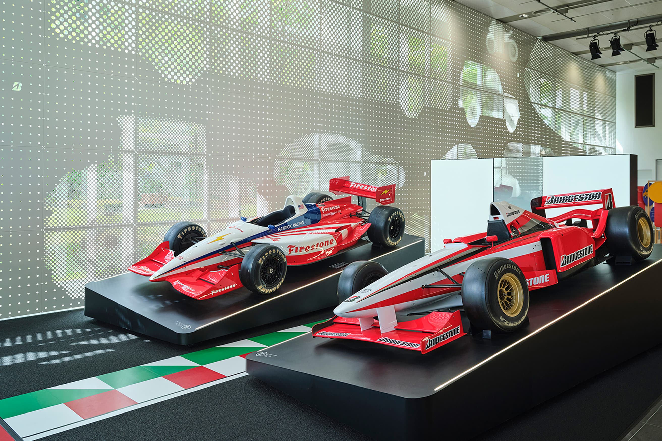 F1カーが入口にあるブリヂストンの企業博物館Bridgestone Innovation Gallery。