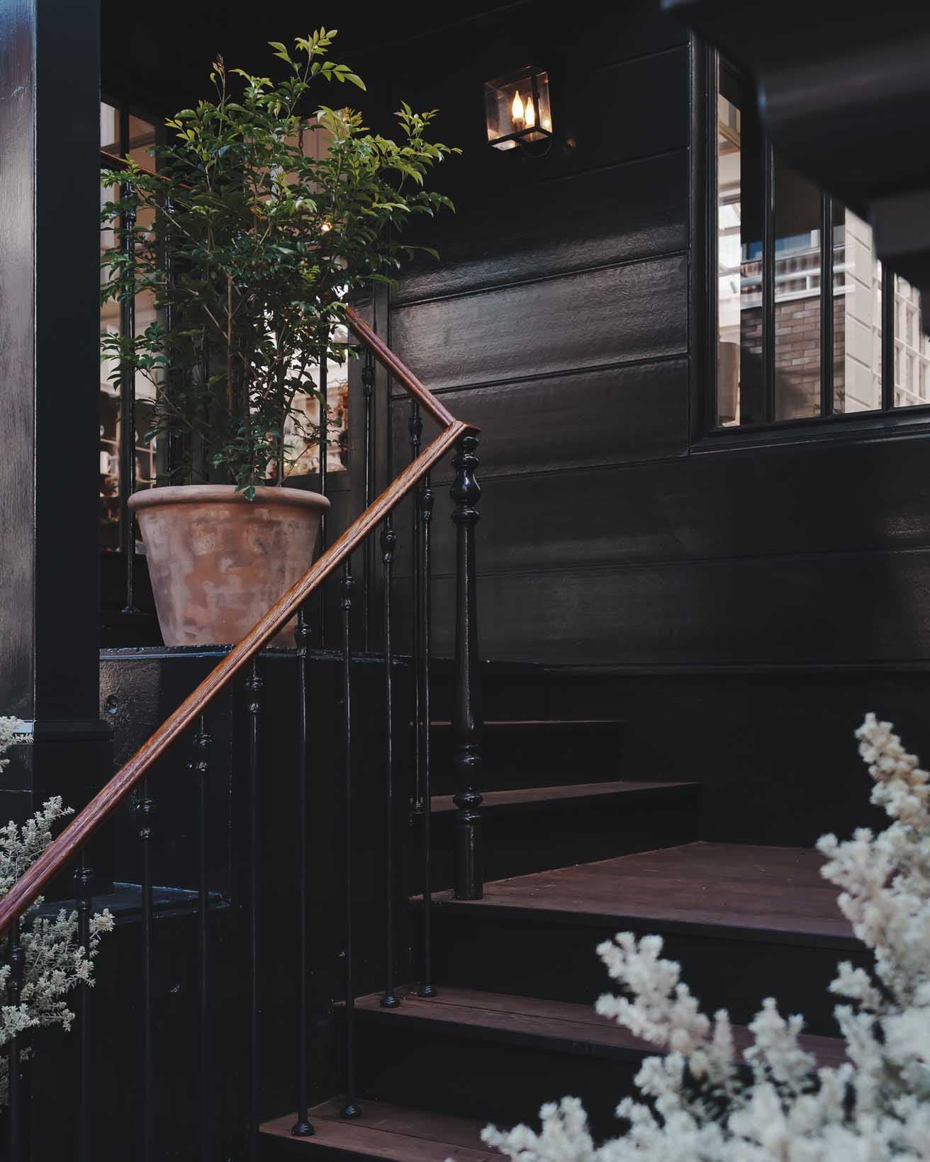 ヨーロピアンクラシックな階段を登ってエントランスに。