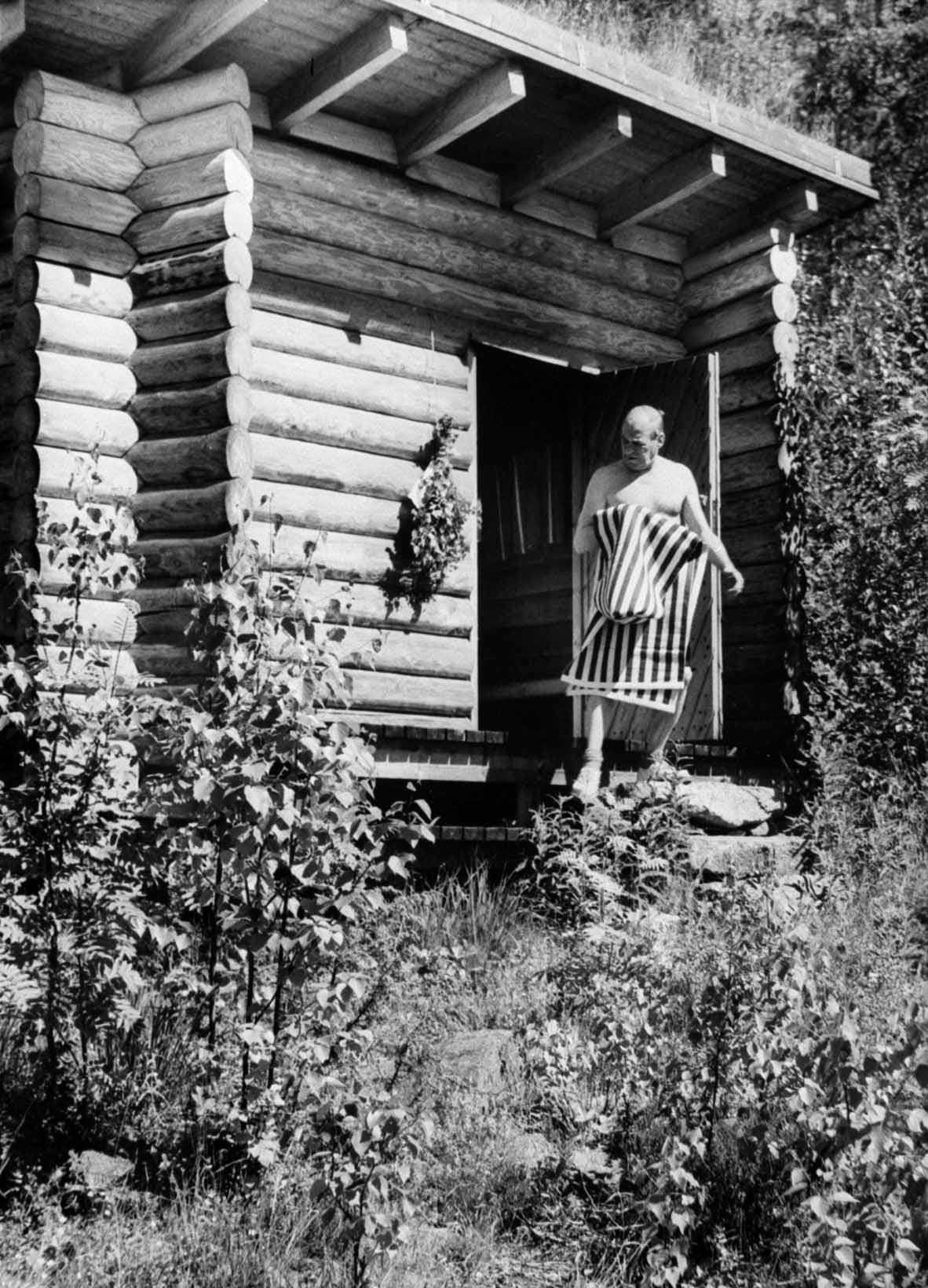 自身が設計した〈コエタロ〉のサウナ小屋でサウナを楽しむアルヴァ・アアルト。 所蔵:アルヴァ・アアルト財団