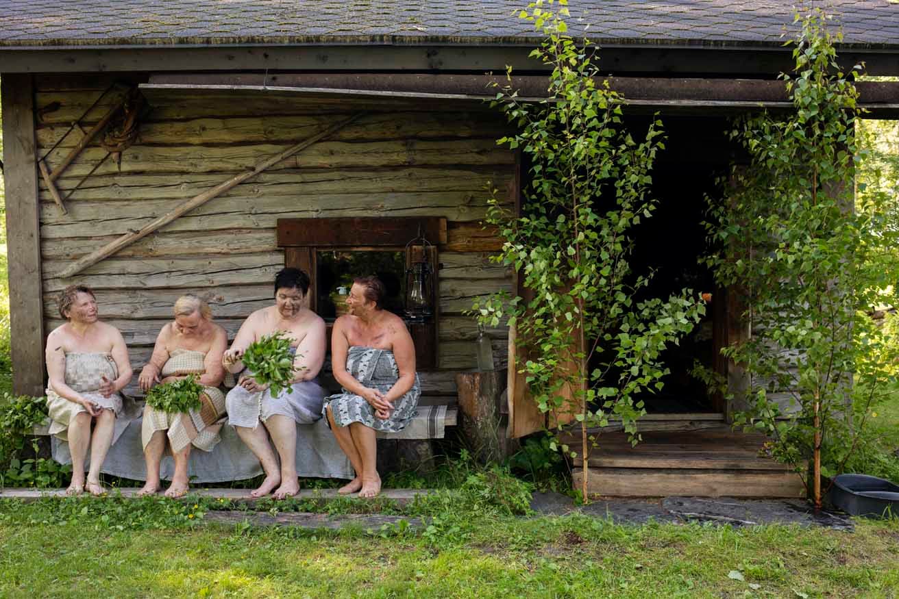 サウナ小屋の前でクールダウンする人々。撮影:Katja Lösönen / Kalevala Women’s Association, Finland