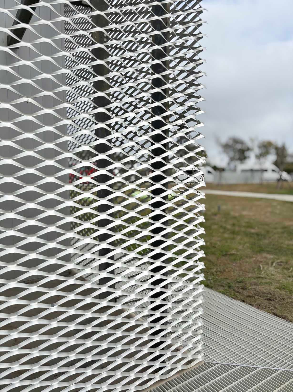 건물 전체를 감싸는 알루미늄 익스팬디드 메탈 메쉬. photo_Megumi Yamashita