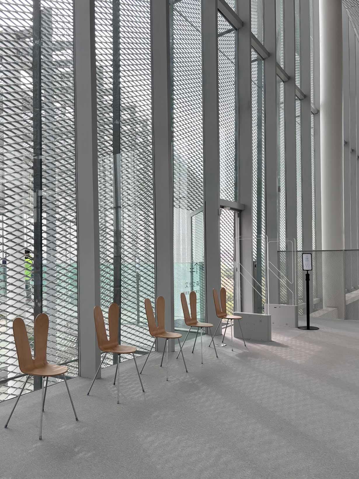 사나가 디자인한 토끼 의자를 발견하고 잠시 쉰다. photo_메구미 야마시타