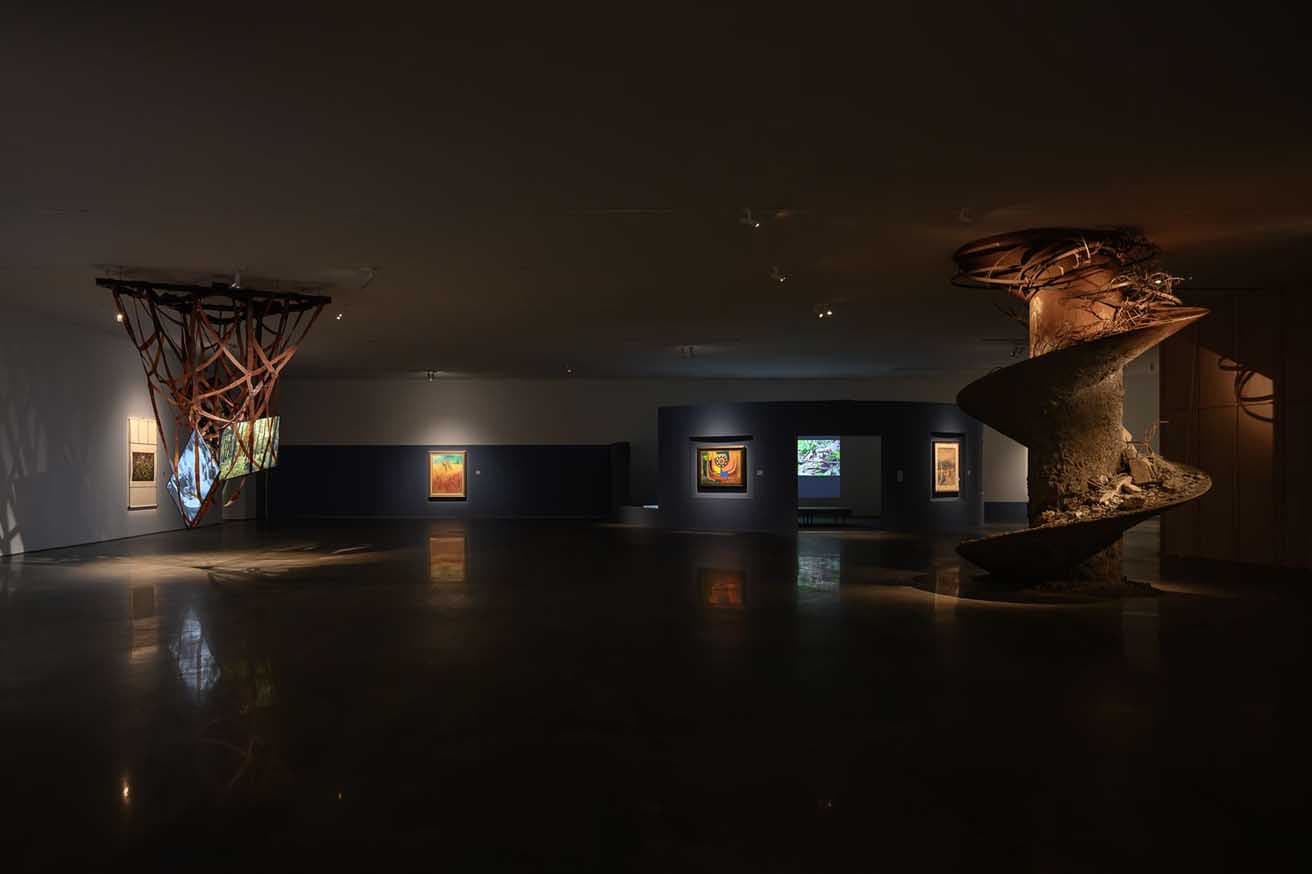 왼쪽은 쉬 자웨이가 네덜란드 지배하 인도네시아에서의 착취를 그린 《러버 볼》, 오른쪽에는 《포스트-뮤지엄 에비던스(더 드릴)》이 있다. photo_ANPIS FOTO.