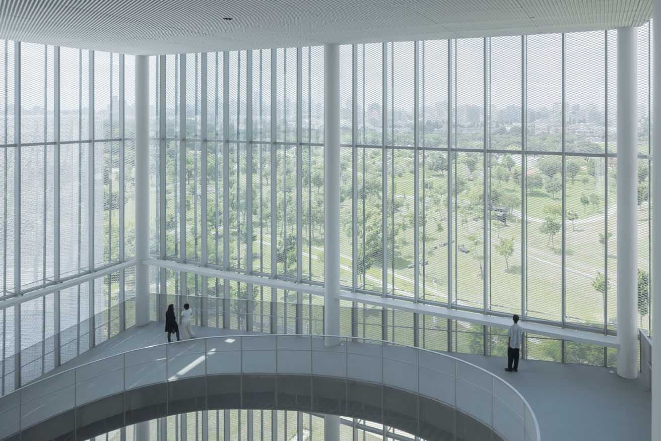 미술관 전시실로 향하는 높이 27m의 아트리움. 언덕을 오르듯 램프를 따라 올라간다. photo_courtesy of Taichung Art Museum ©Iwan Baan