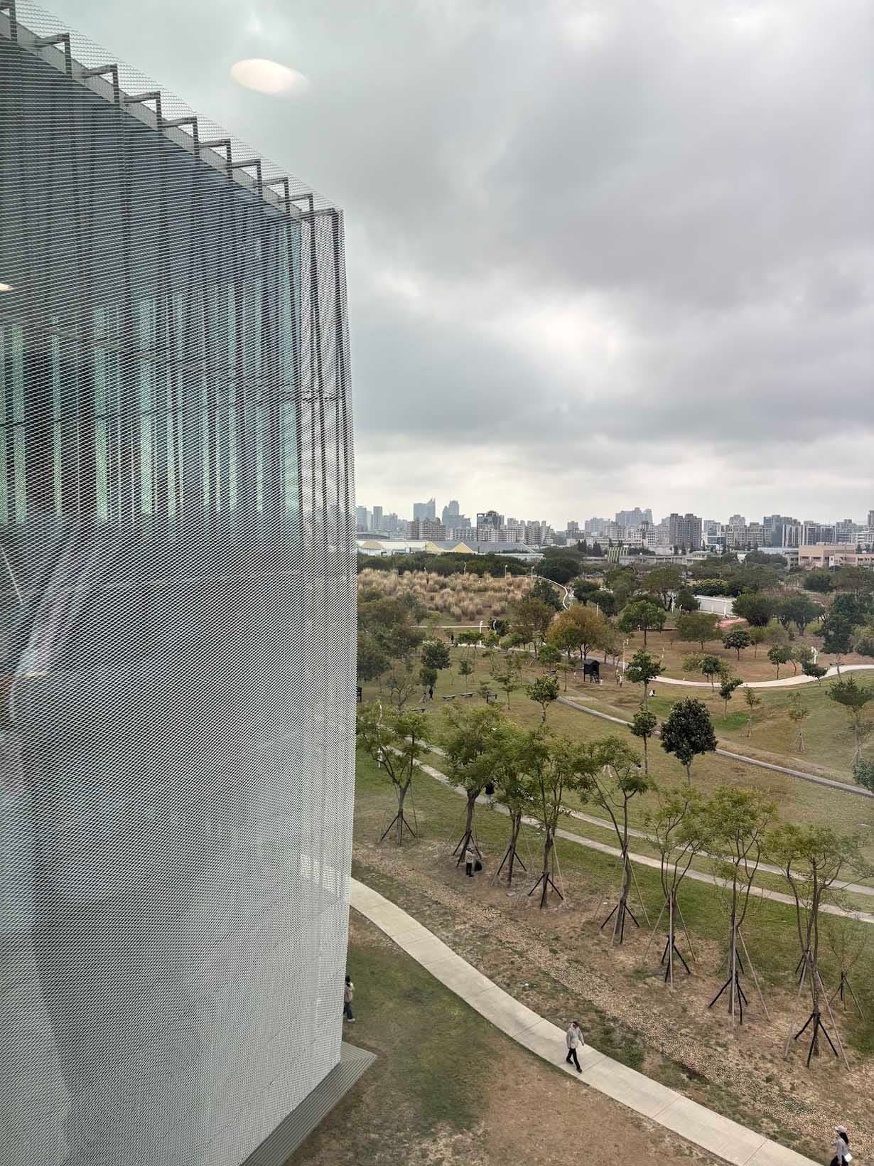 공원의 초록에 둘러싸여, 멀리 도시의 빌딩 숲이 보인다. photo_메구미 야마시타