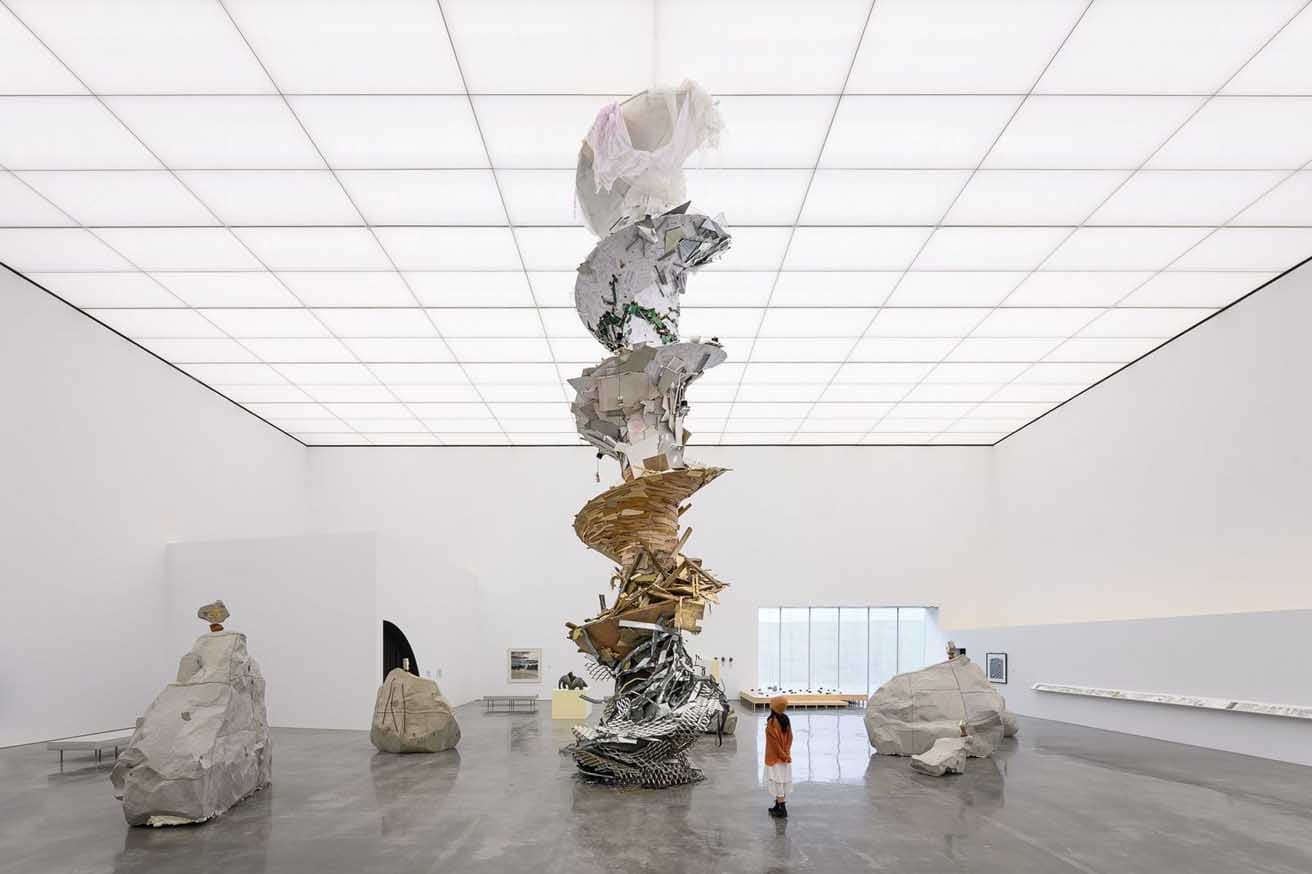 아드리앵 티르티오의 《포스트-뮤지엄 에비던스(더 드릴)》 전시는 층을 꿰뚫듯 최상층 갤러리까지 이어진다. photo_ANPIS FOTO.