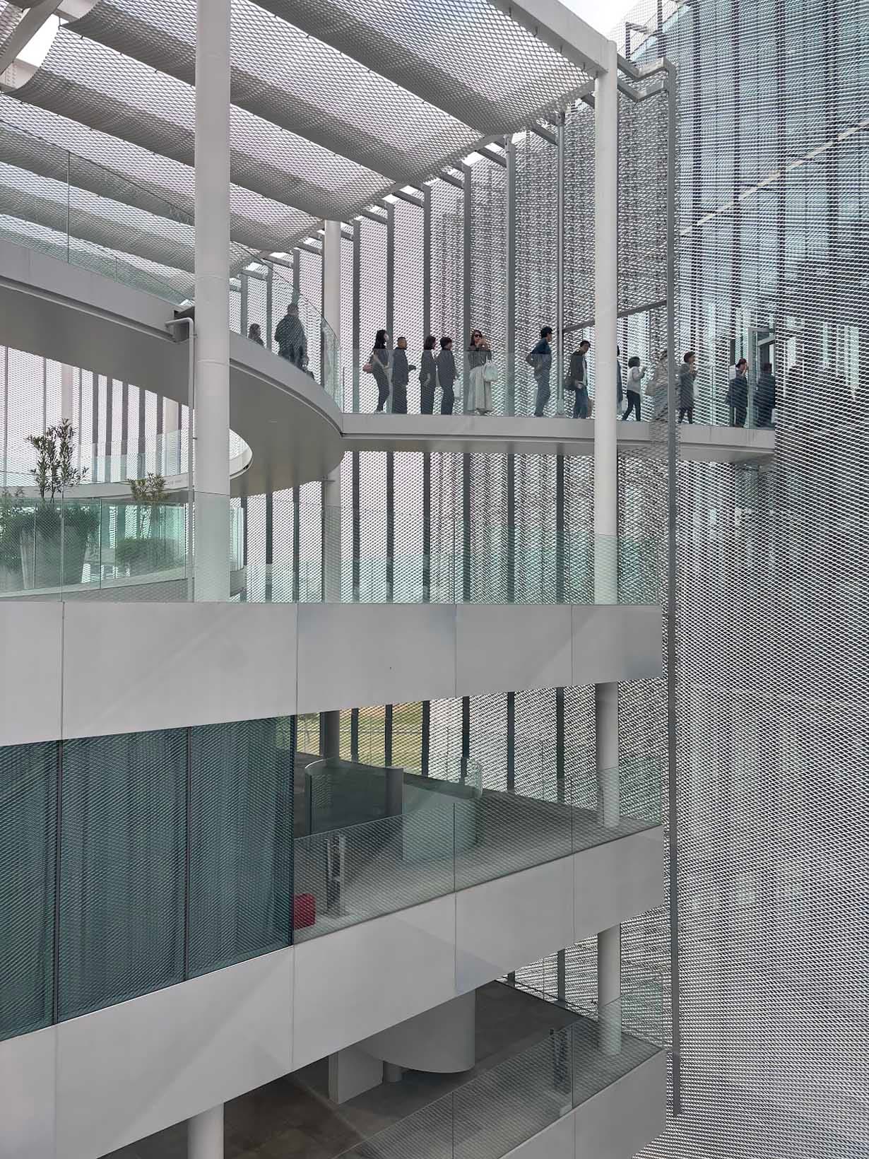 미술관과 옥상 정원 ‘문화의 숲’과 도서관은 브리지와 램프로 연결돼 있다. photo_메구미 야마시타