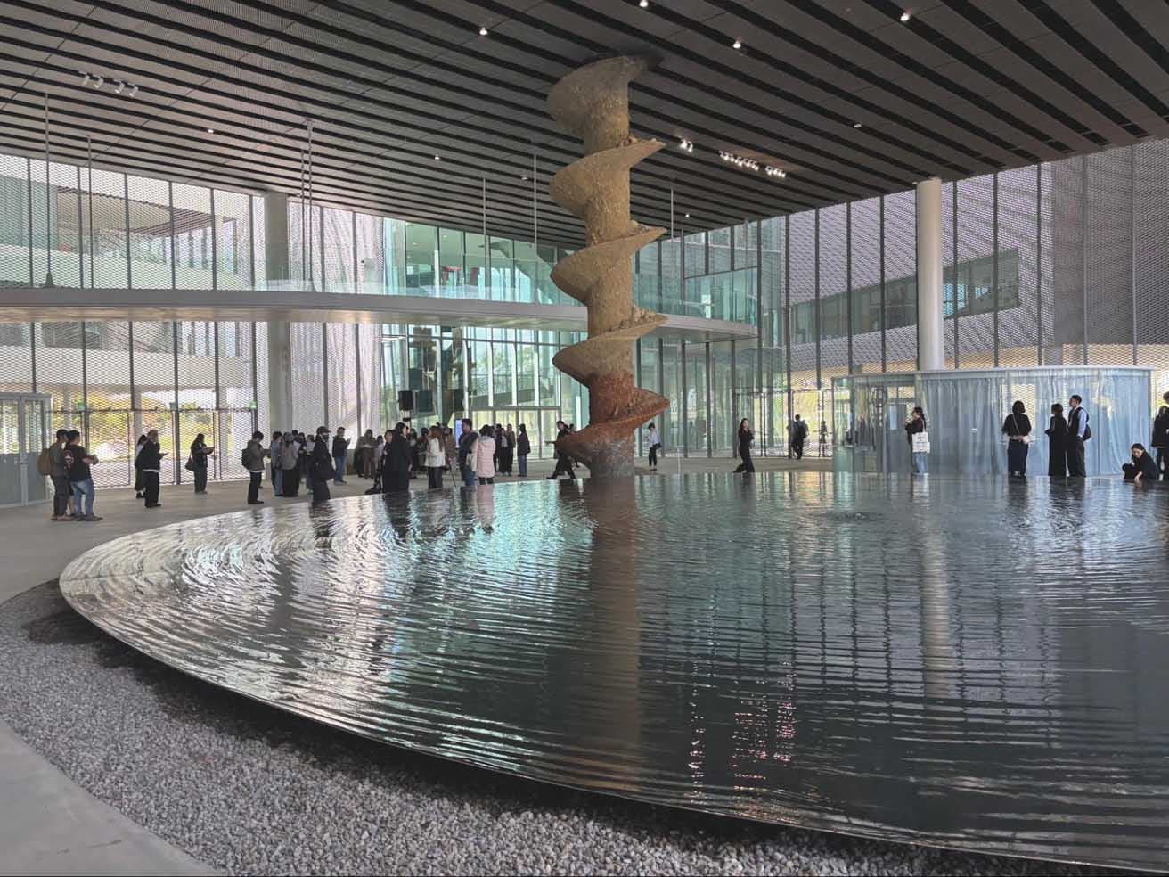 거대한 수반과 거대한 드릴 작품 《포스트-뮤지엄 에비던스(더 드릴)》이 눈에 띄는 입구 홀. photo_Megumi Yamashita