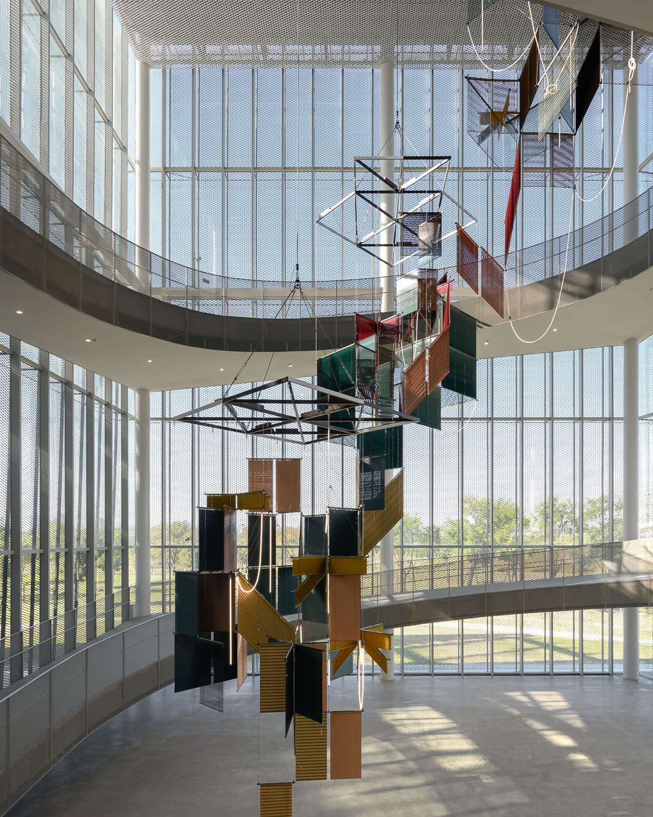 아트리움에 전시 중인 양혜규의 《리퀴드 보티브 – 트리 셰이드 트라이어드》. photo_ANPIS FOTO.