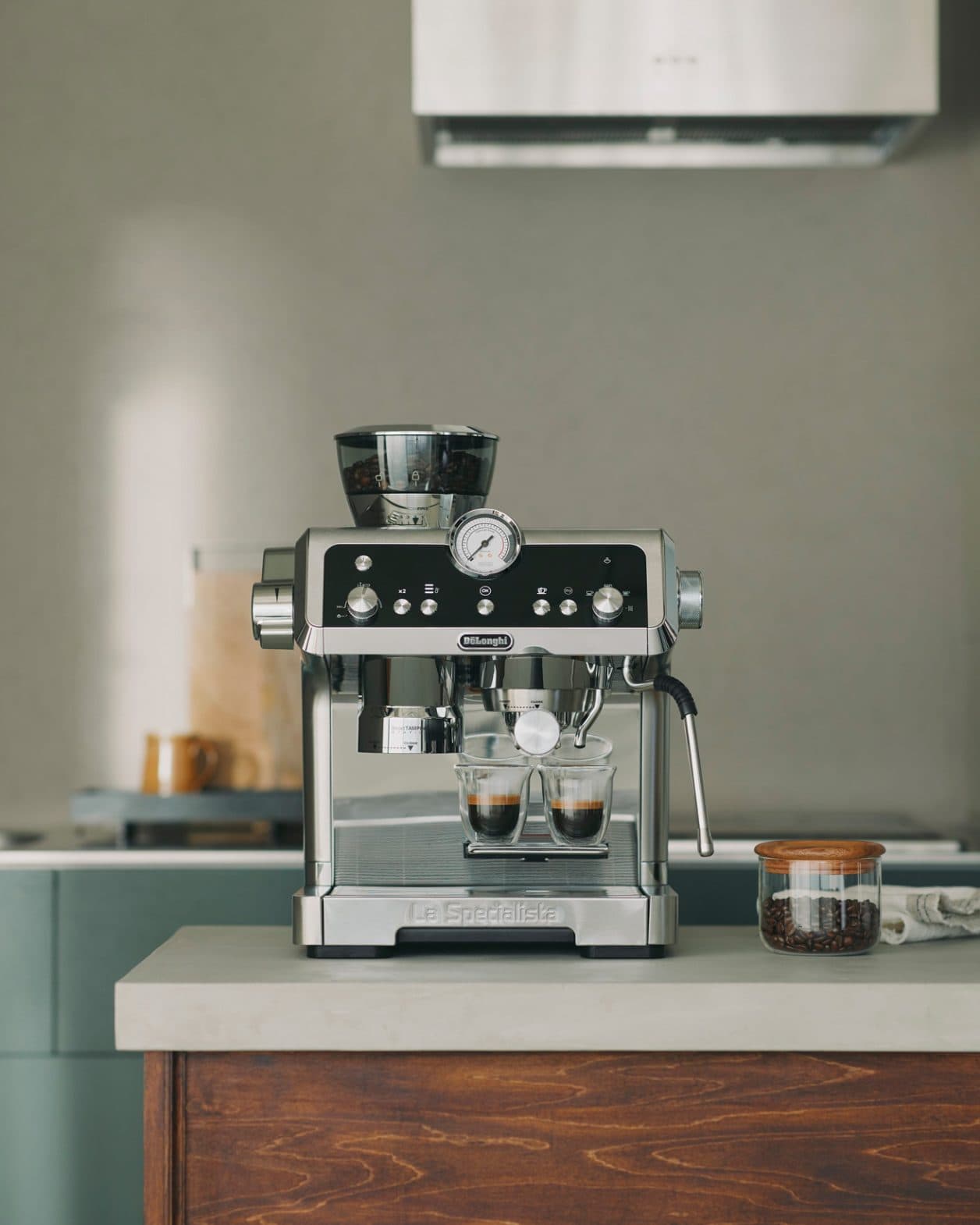 〈デロンギ〉淹れる所作までも愉しめる。 最高峰マシンで至福の一杯。