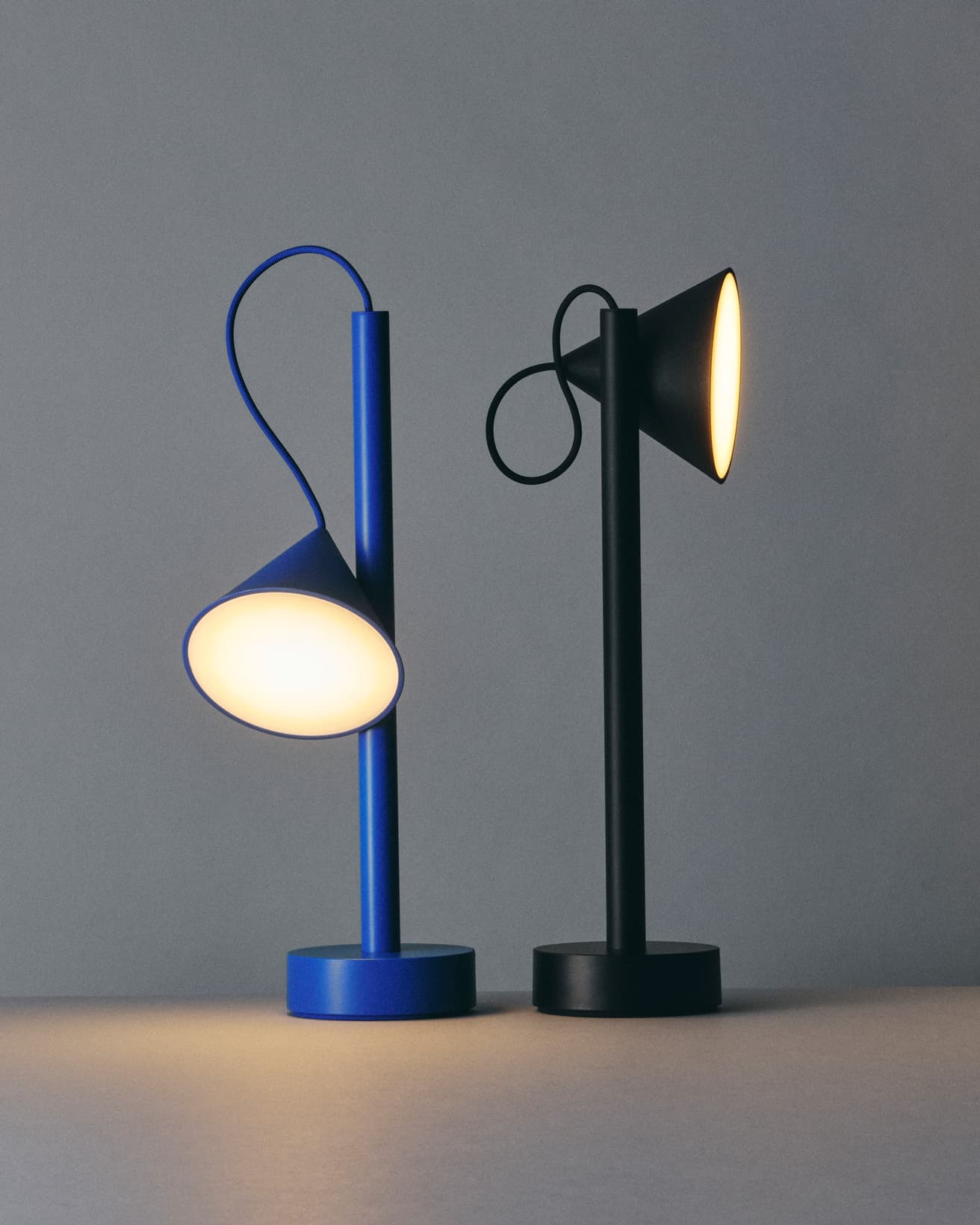 《Tsumiki》 色はブルー、ブラック、ホワイト、レッドオレンジの4色から。φ10.9×H33.7cm。47,300円。●アレッシ ジャパン TEL 06 4301 8888。