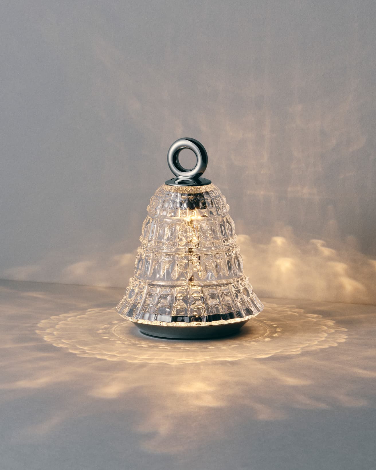 《ニューアンティーク クロシェット ノマドランプ》光の強さは2段階で調整可能。常時点灯とキャンドルモードの切り替えあり。1.75kg。φ13.3×17.5cm。242,000円。●バカラショップ 丸の内 TEL 03 5223 8868。