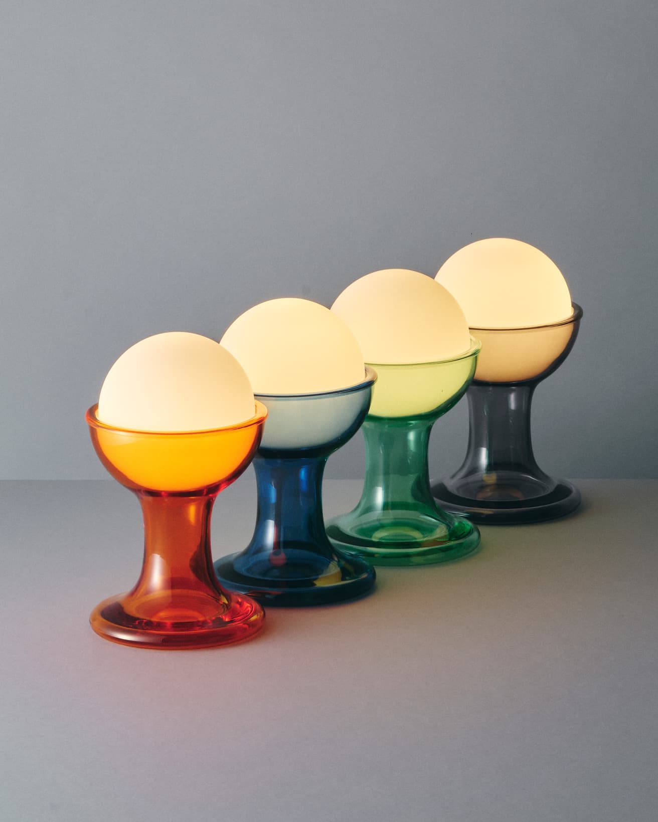 《ジェラート》 ベースカラーは、スピリッツ(オレンジ)、ミント(グリーン)、アジュール(ブルー)、スモーク(グレー)の4色から。φ13.5×H22.5cm。各47,740円。●シンワショップ TEL 06 7494 3566。