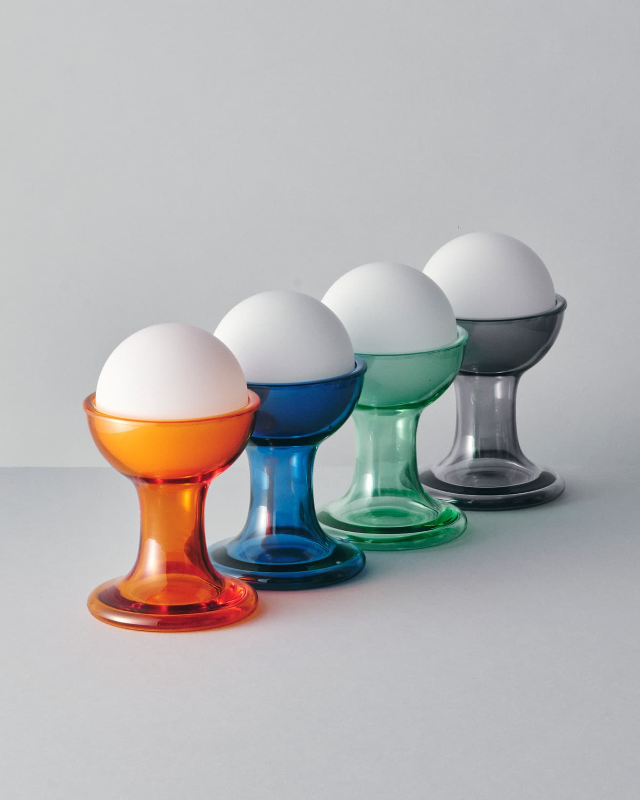 ベースのガラス、球体のライト部分など、すべて一つひとつハンドメイドでつくられている。