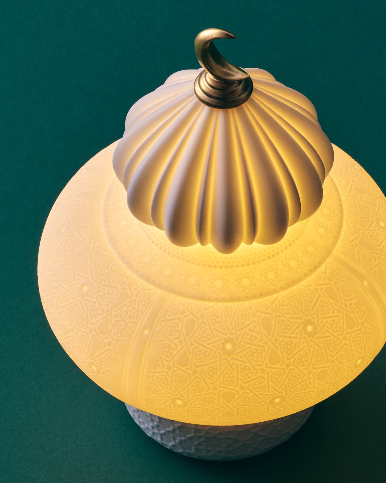 点灯時に浮かび上がる、複雑な模様は、〈リヤドロ〉のオーナメントアーティストチームが手作業でエッチングしたもの。多角形を無限に連続したモチーフは、宇宙の秩序や普遍性を表すアラビア幾何学模様の特徴だ。