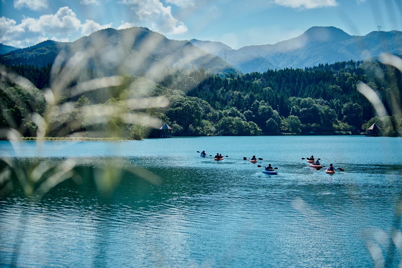 富山県を創業の地とする〈ゴールドウイン〉が自然が豊かな南砺市桜ヶ池周辺でプロジェクトを推進中。