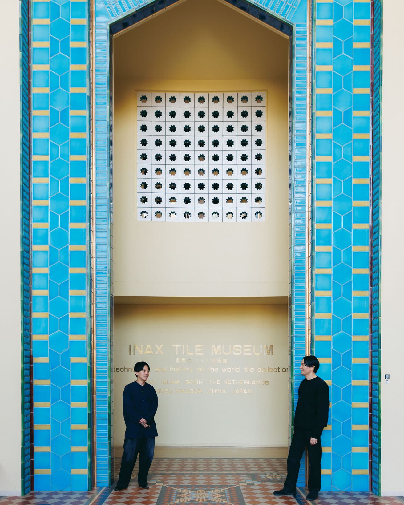 〈世界のタイル博物館〉でVUILD・秋吉浩気(左)を出迎える〈LIXIL〉LWTデザインセンター長の冨岡陽一郎。