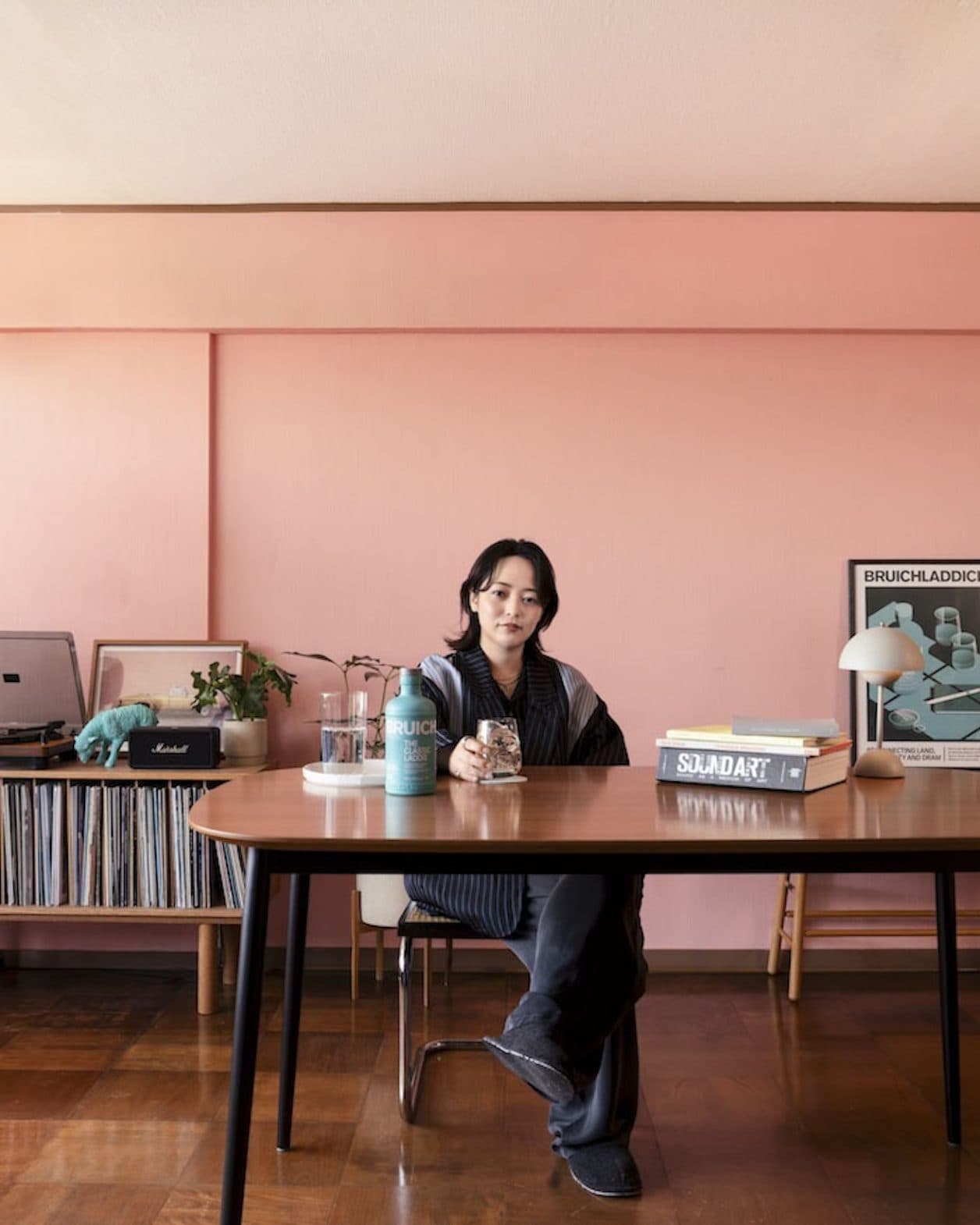 Licaxxxの休日は、アイラの風をまとったウイスキー〈ブルックラディ ザ・クラシック・ラディ 10年〉と。