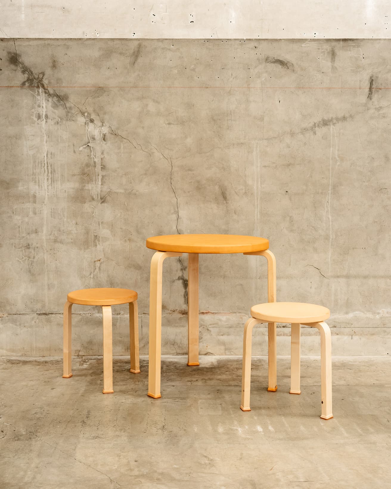 《Artek + Hender Scheme Stool 60》80,300円。《Artek + Hender Scheme Table 90C》173,800円。左の《スツール 60》と《テーブル 90C》は、経年変化により飴色に変化している。