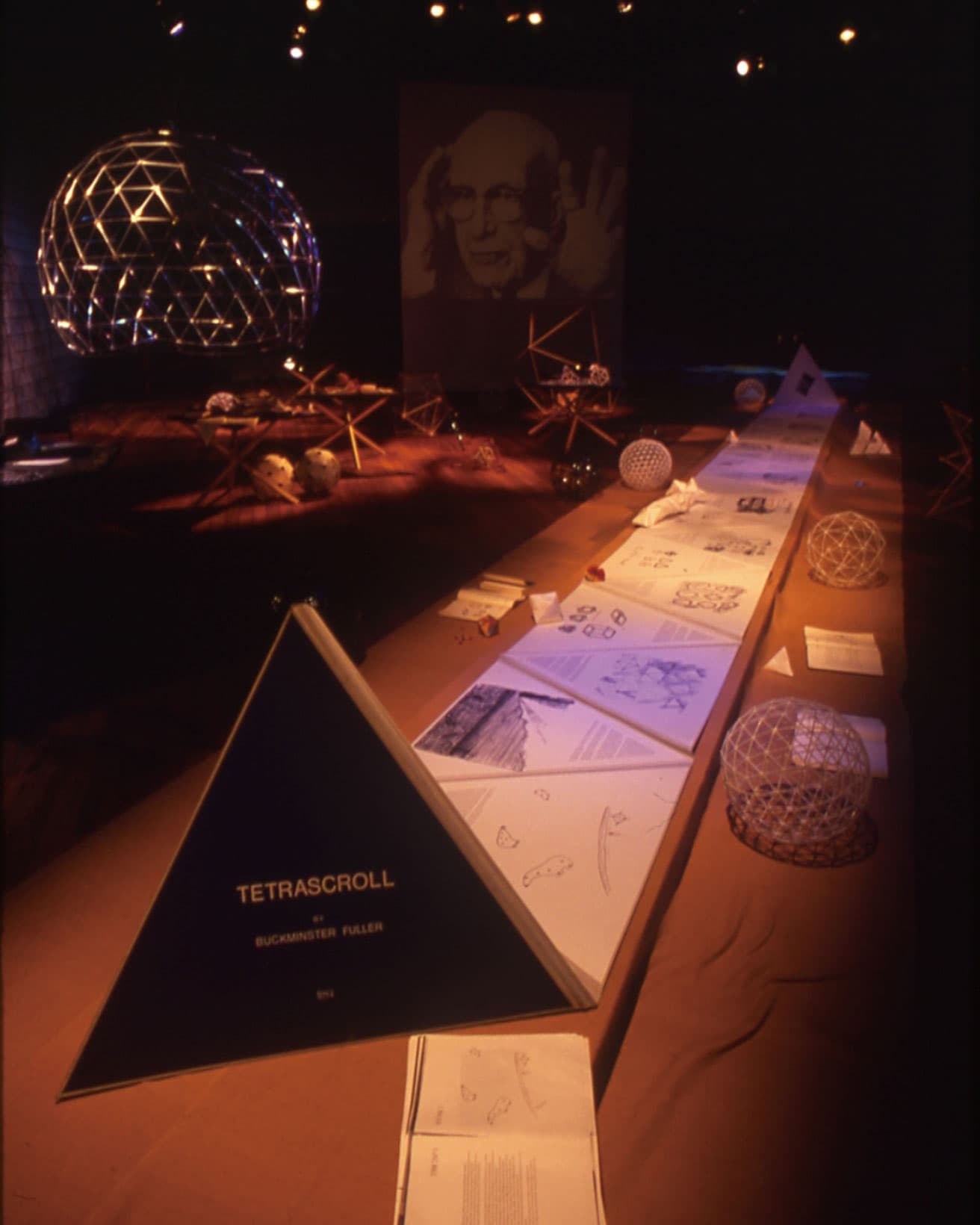 〈旧本多邸〉展示:リチャード・バックミンスター・フラー『テトラスクロール』(〈P3 art and environment〉での展示風景)。
