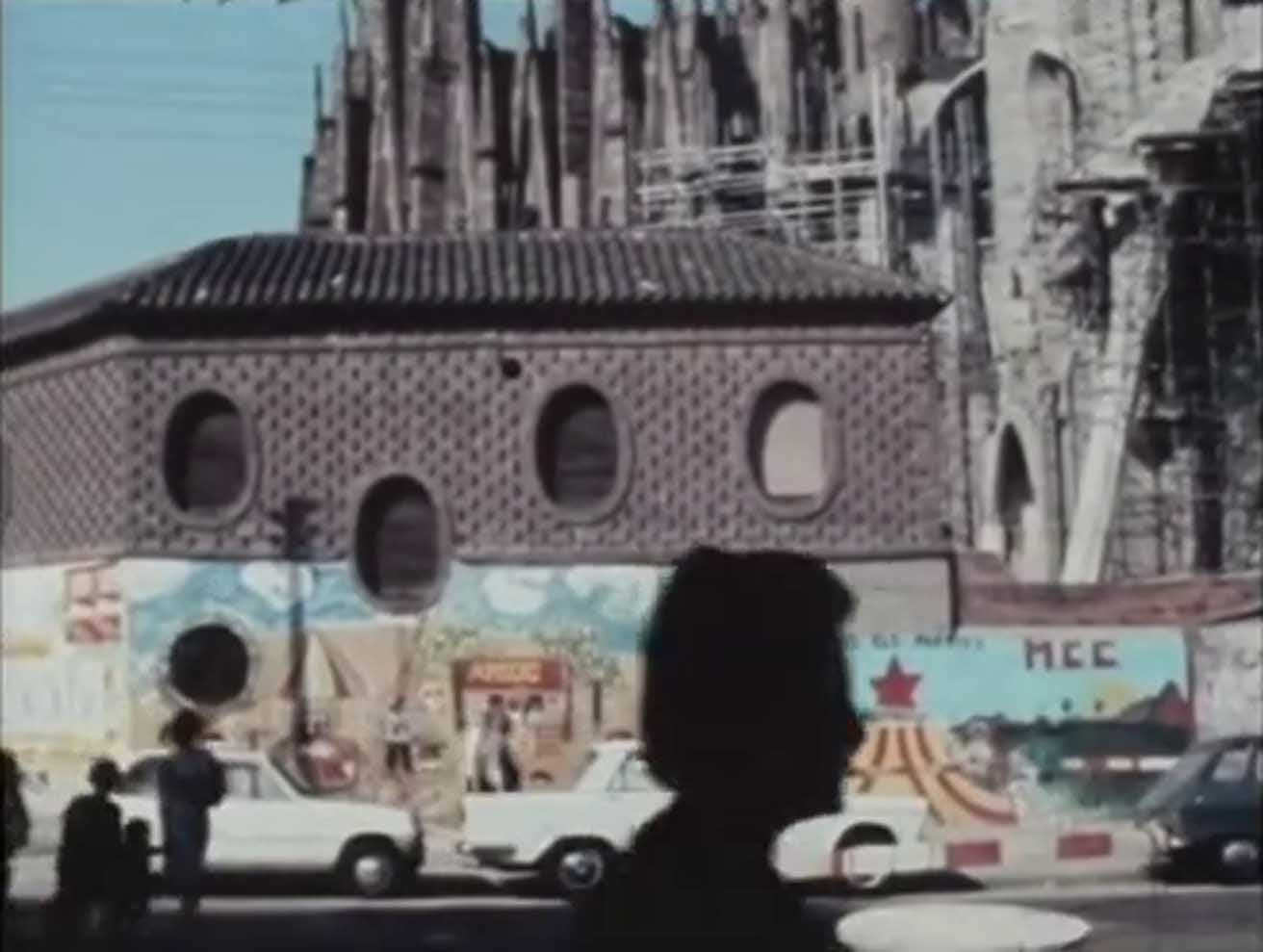 『GAUDI アントニオ・ガウディの芸術』1978 年|44 分 監督・製作・編集・語り手:粟津潔、撮影:粟津潔、山崎博、勅使河原宏、音楽:高橋悠治、Ayuo (高橋ゆうじ)、片田江智子
Courtesy of AWAZU HOUSE ART CENTER