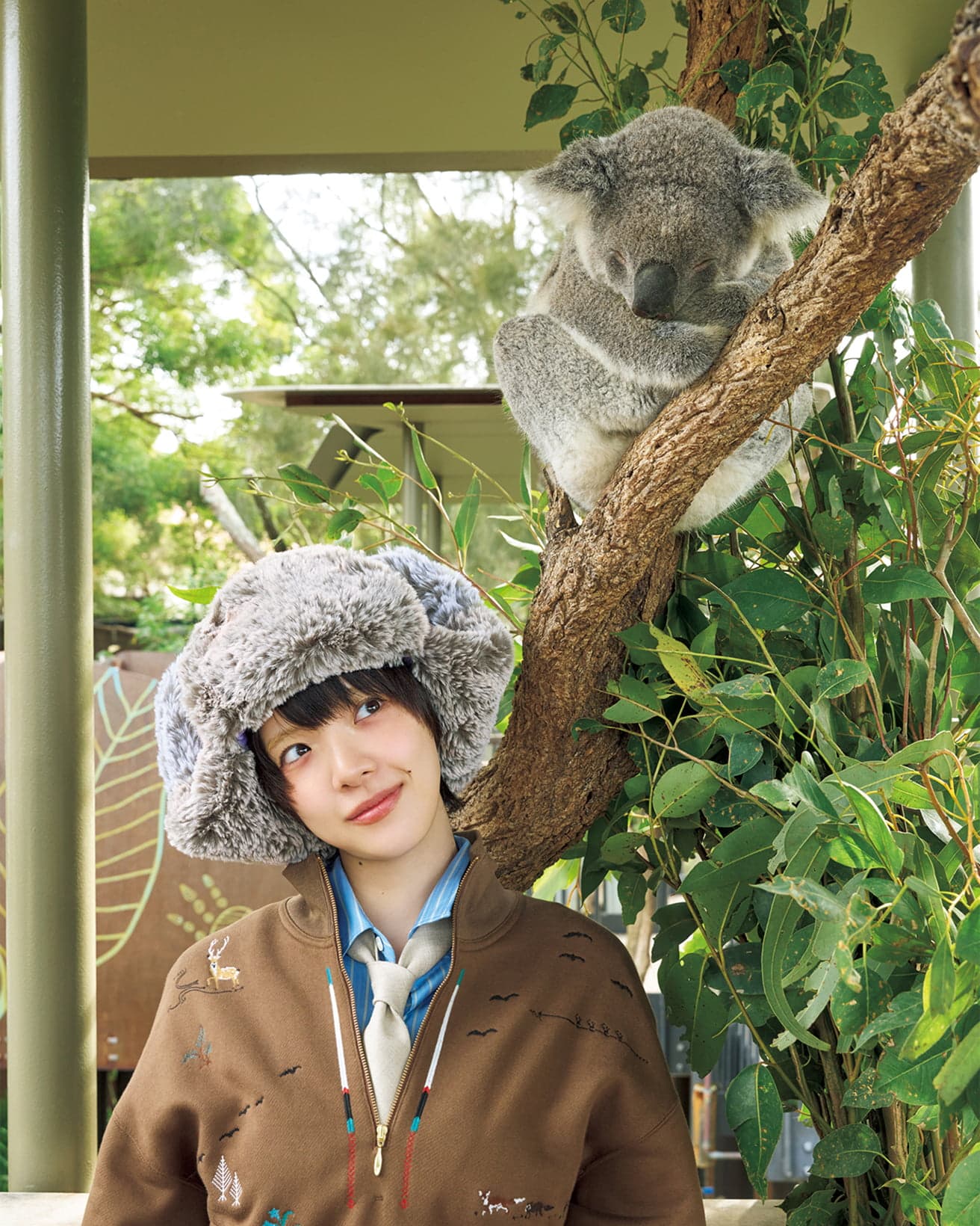 〈タロンガ動物園〉内にて。コアラに近づける「コアラエンカウンター」で「あまりのかわいさに緊張する」とあいみょんさん。