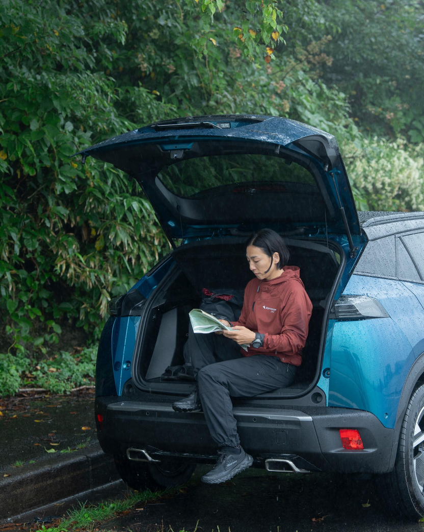 モダンで軽やかな《プジョー2008 ハイブリッド》と、大好きなあの山へ。