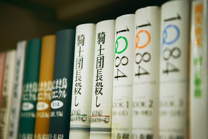『ねじまき鳥クロニクル』や『1Q84』など、新潮社時代に髙橋が装幀を手がけた村上作品と最新作の『騎士団長殺し』。普段は著者とは会わずに仕事を進める髙橋だが、村上とは顔を突き合わせ、綿密に打ち合わせを重ねるという。