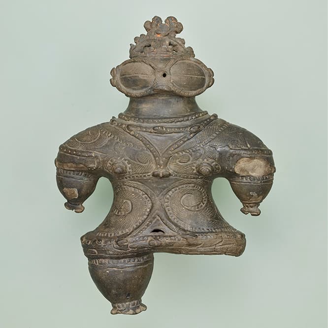 《遮光器土偶》。おなじみ、縄文界を代表するトップスター。海外でも人気が高い。重要文化財《遮光器土偶》東京国立博物館蔵 青森県つがる市木造亀ヶ岡出土 縄文時代(晩期)・前1000~前400年