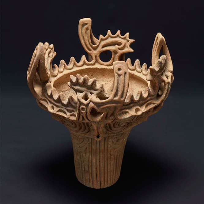 《火焰型土器》。縄文時代の土器では唯一、国宝に指定されているもの。この他にも東日本を中心に、さまざまなバリエーションの飾りがついた土器が見つかっている。 国宝《火焰型土器》新潟・十日町市蔵(十日町市博物館保管) 新潟県十日町市 笹山遺跡出土 縄文時代(中期)・前3000~前2000年